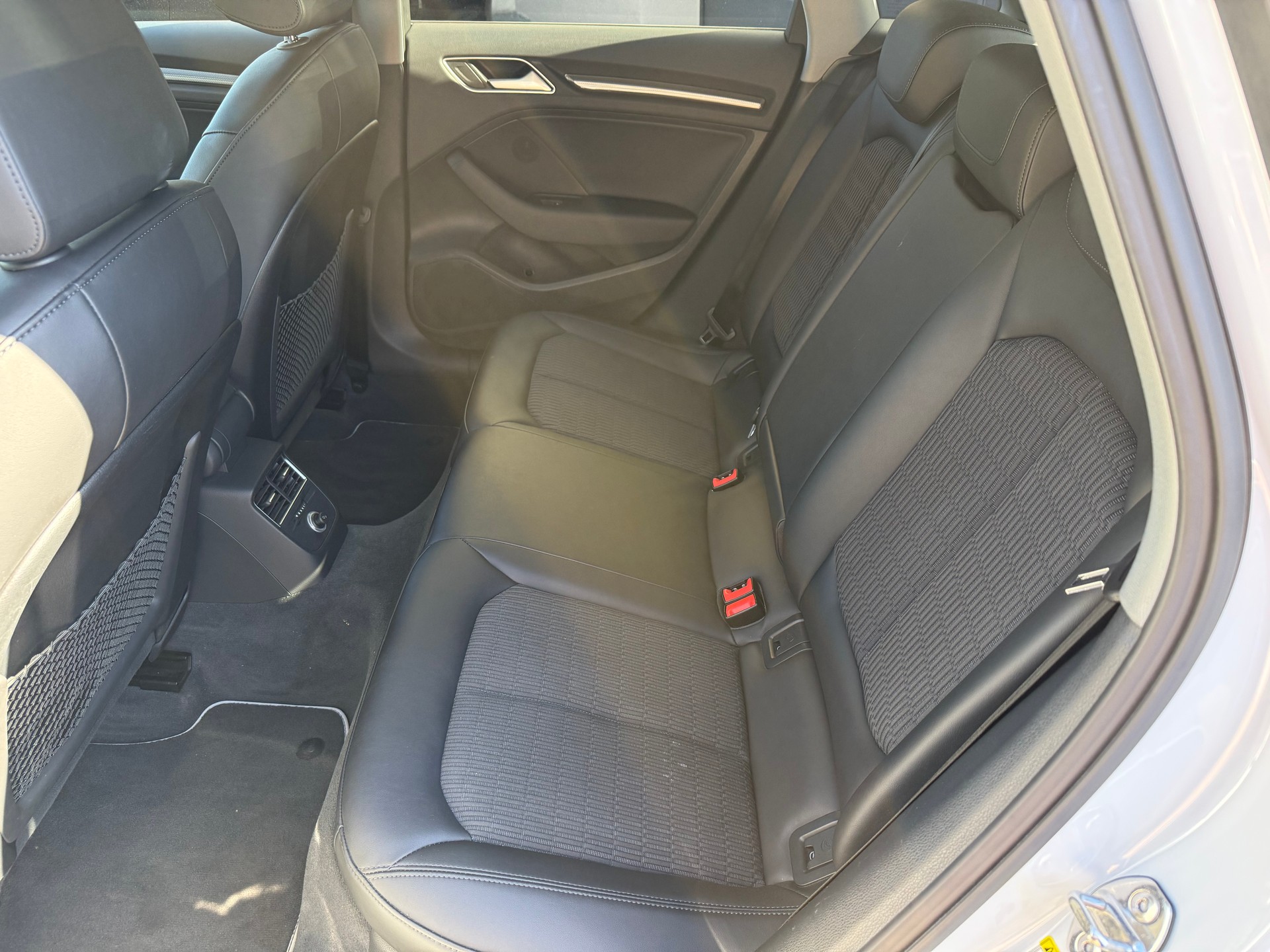 AUDI A3 Sportback 2.0 TDI Design quattro-image-12