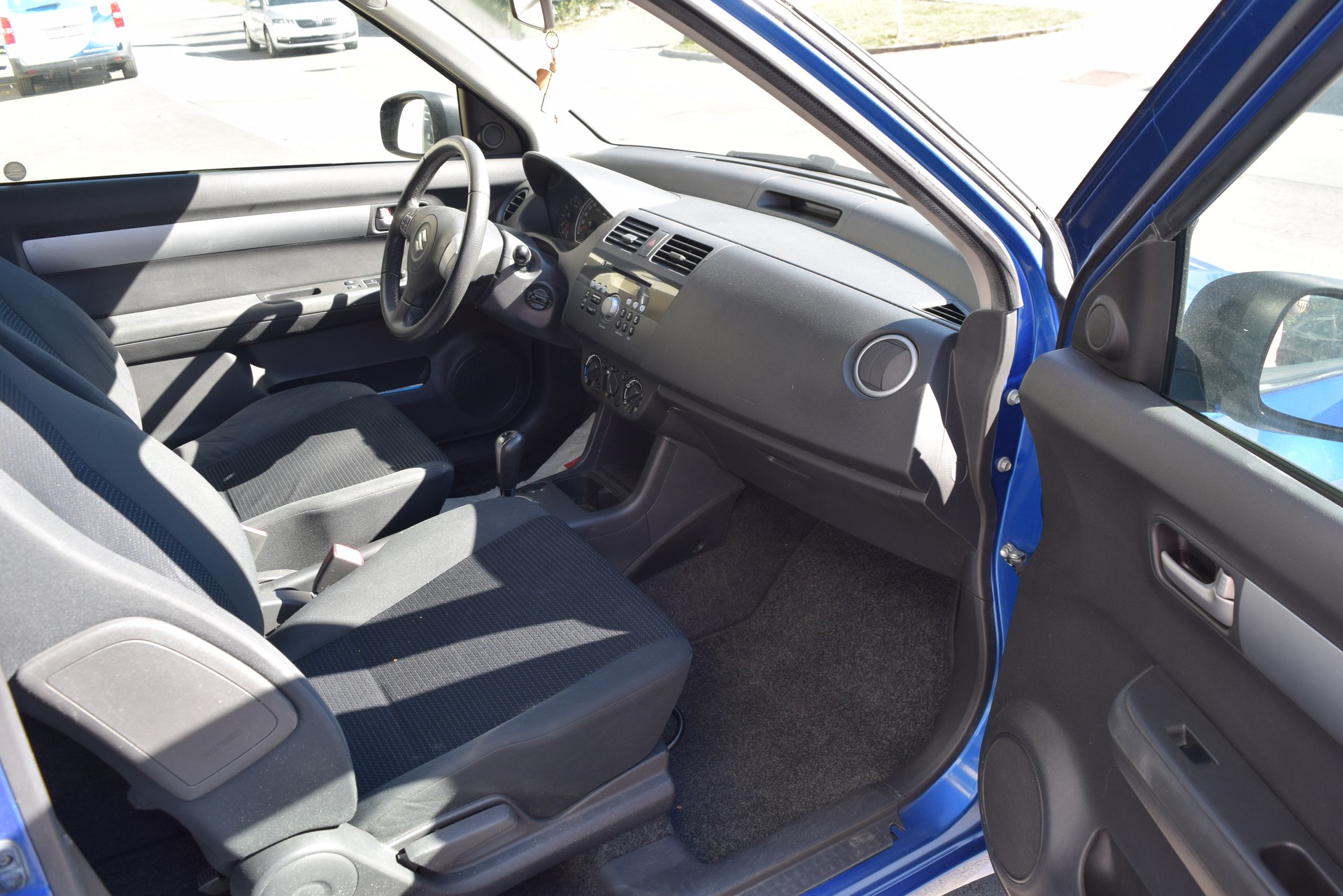 SUZUKI Swift 1.3i 16V GL Top-image-9
