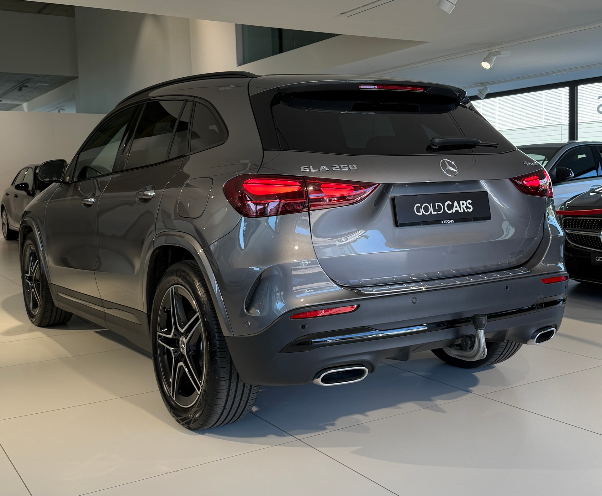 MERCEDES-BENZ GLA 250 4Matic AMG-Line Swiss Star-image-5