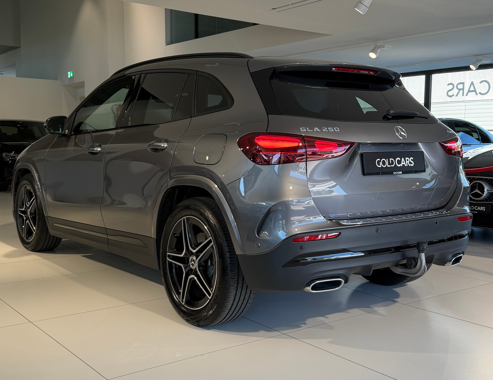 MERCEDES-BENZ GLA 250 4Matic AMG-Line Swiss Star-image-4