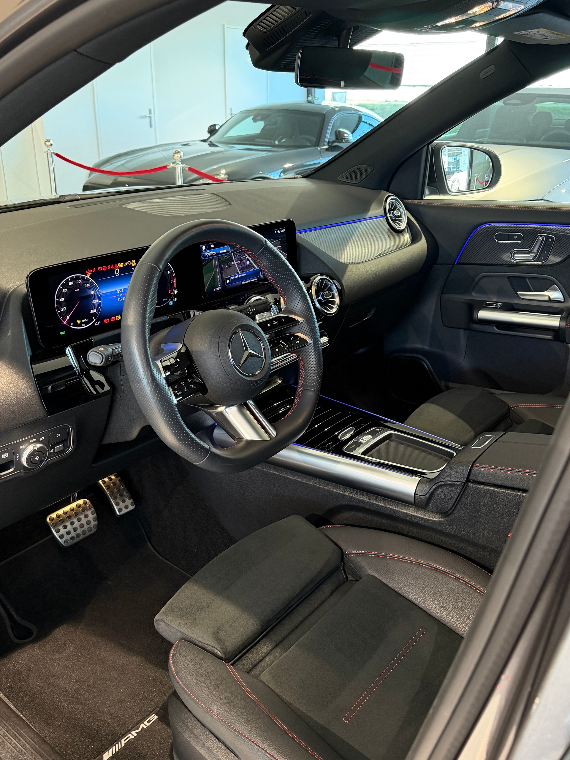 MERCEDES-BENZ GLA 250 4Matic AMG-Line Swiss Star-image-9