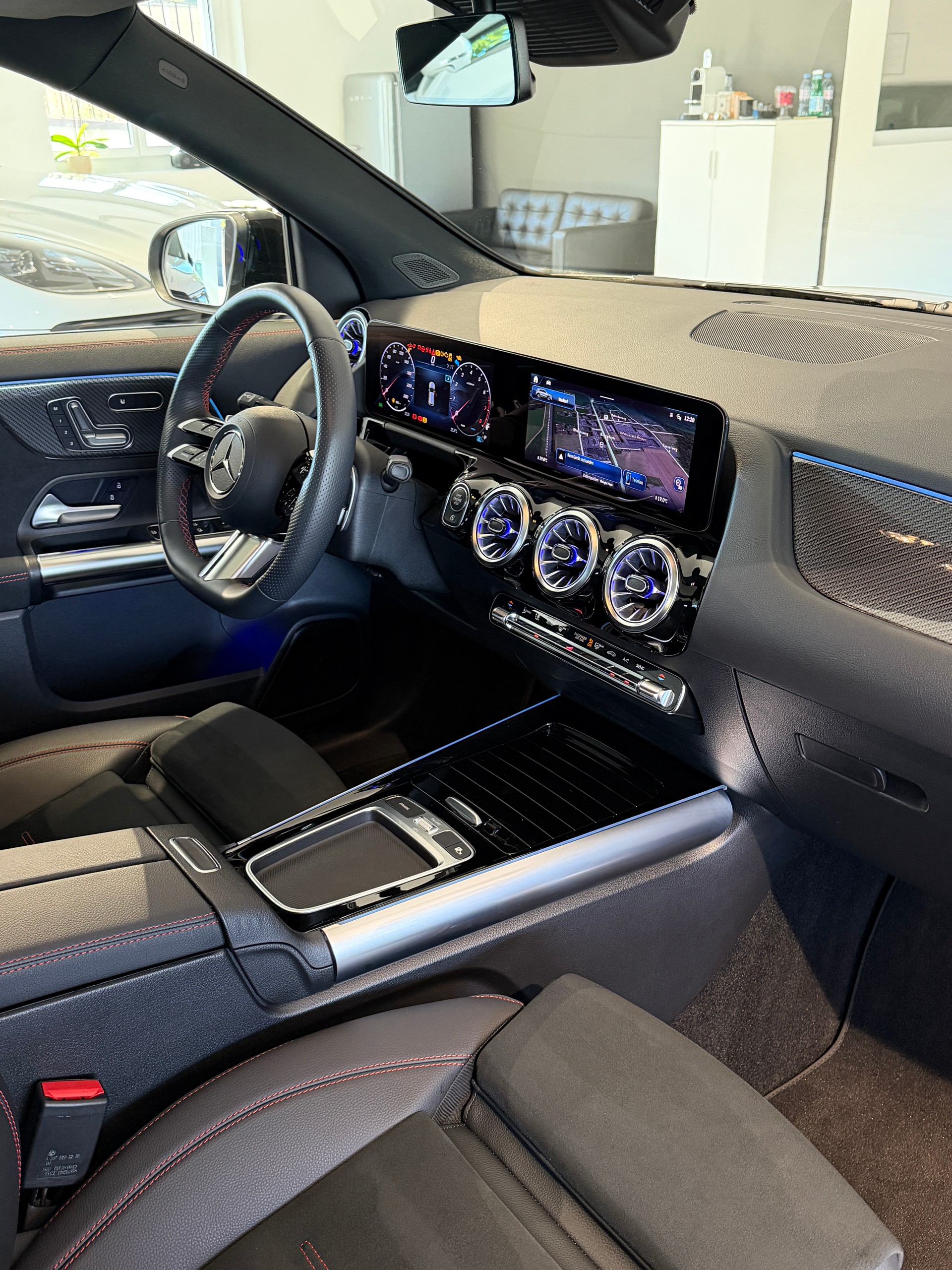 MERCEDES-BENZ GLA 250 4Matic AMG-Line Swiss Star-image-13