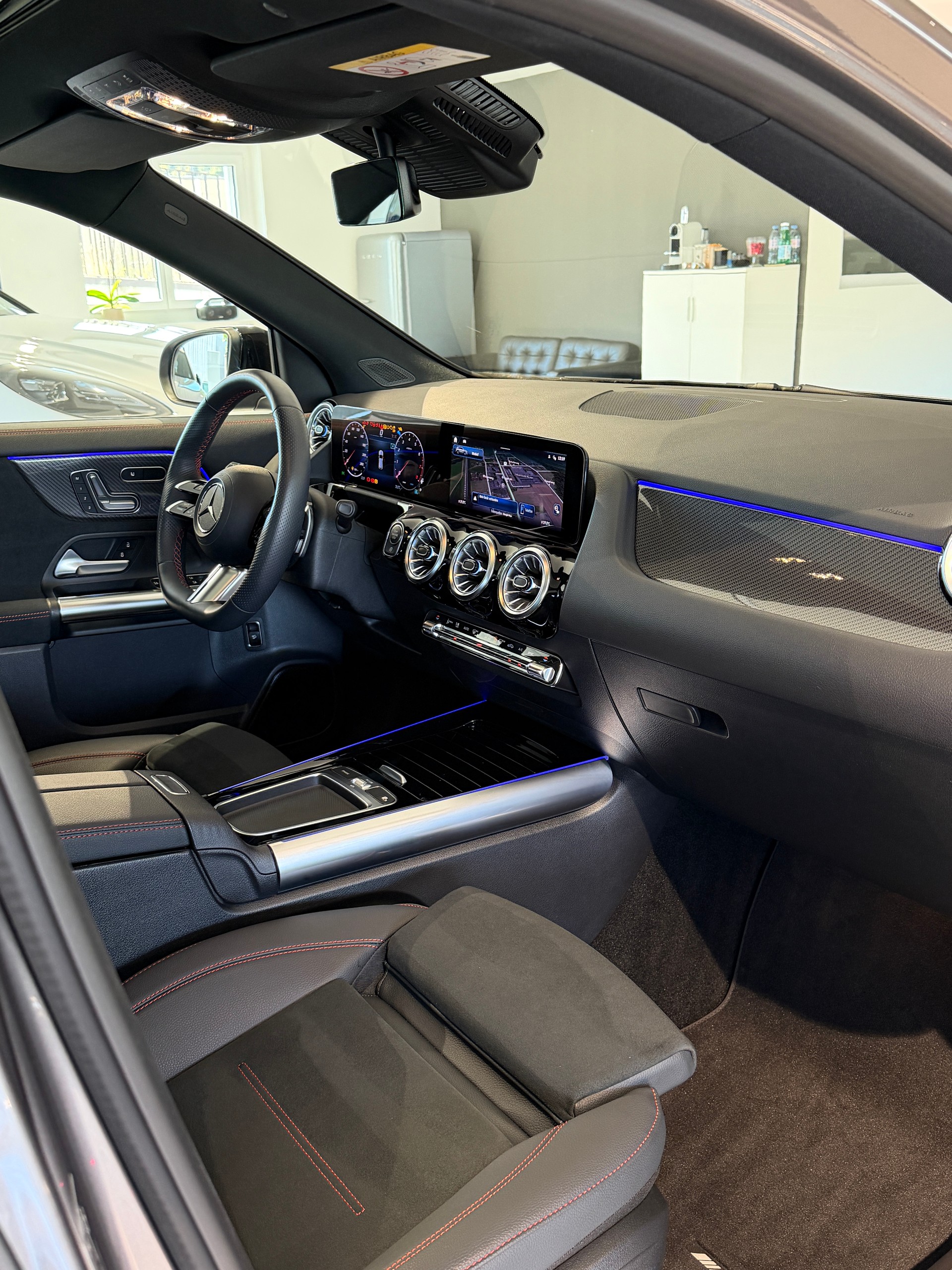 MERCEDES-BENZ GLA 250 4Matic AMG-Line Swiss Star-image-12