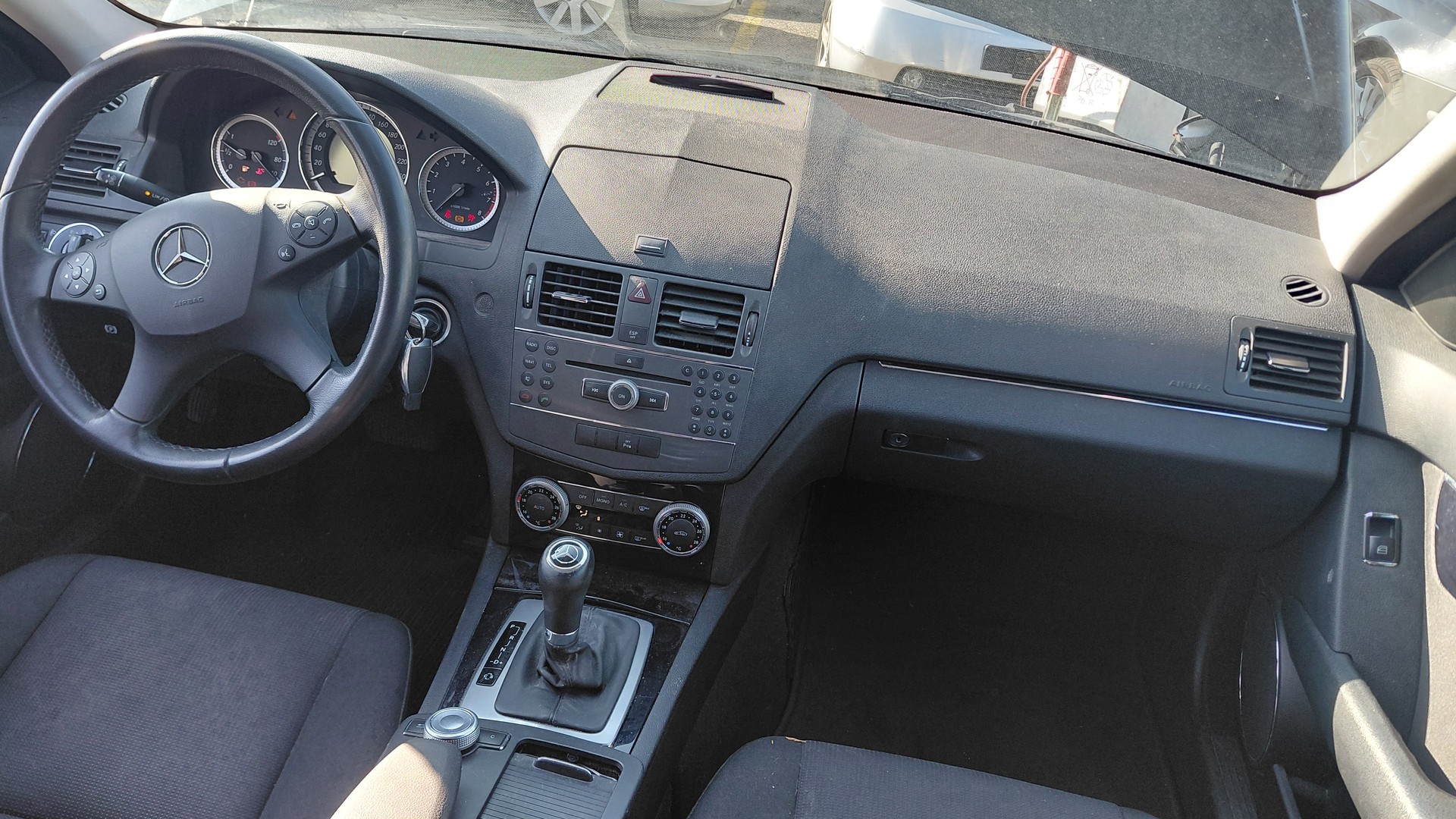 MERCEDES-BENZ C 180 CGI BlueEfficiency Avantgarde Automatic-image-9