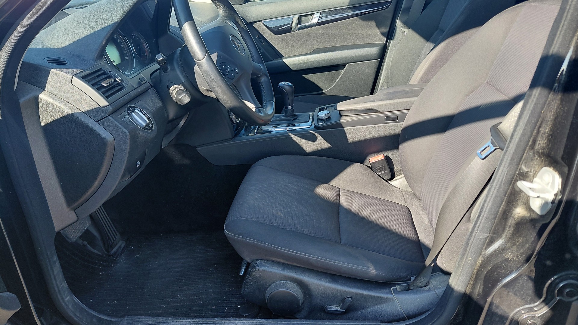 MERCEDES-BENZ C 180 CGI BlueEfficiency Avantgarde Automatic-image-10