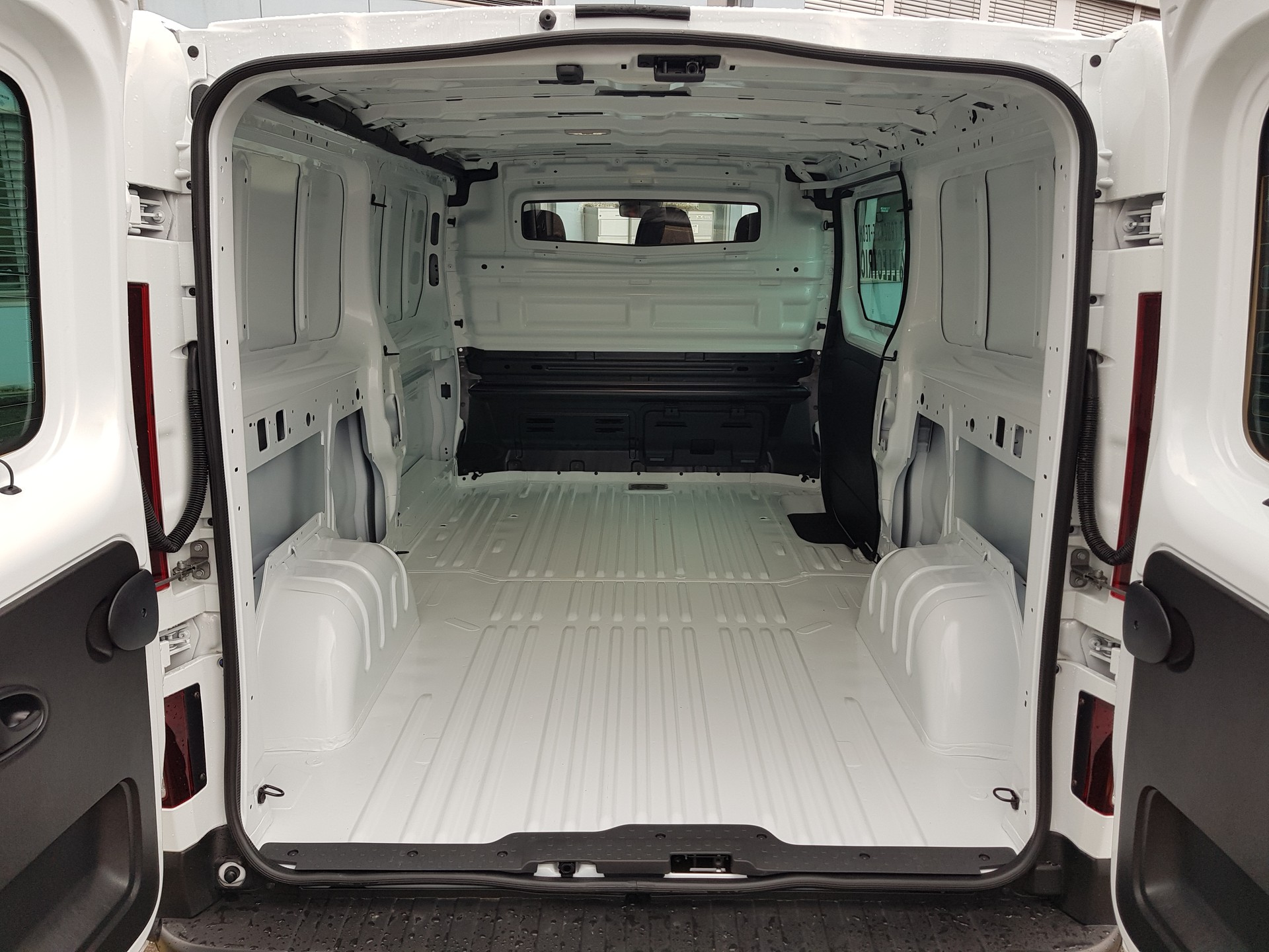 RENAULT Trafic E-Tech Red Edition L2H1-image-5