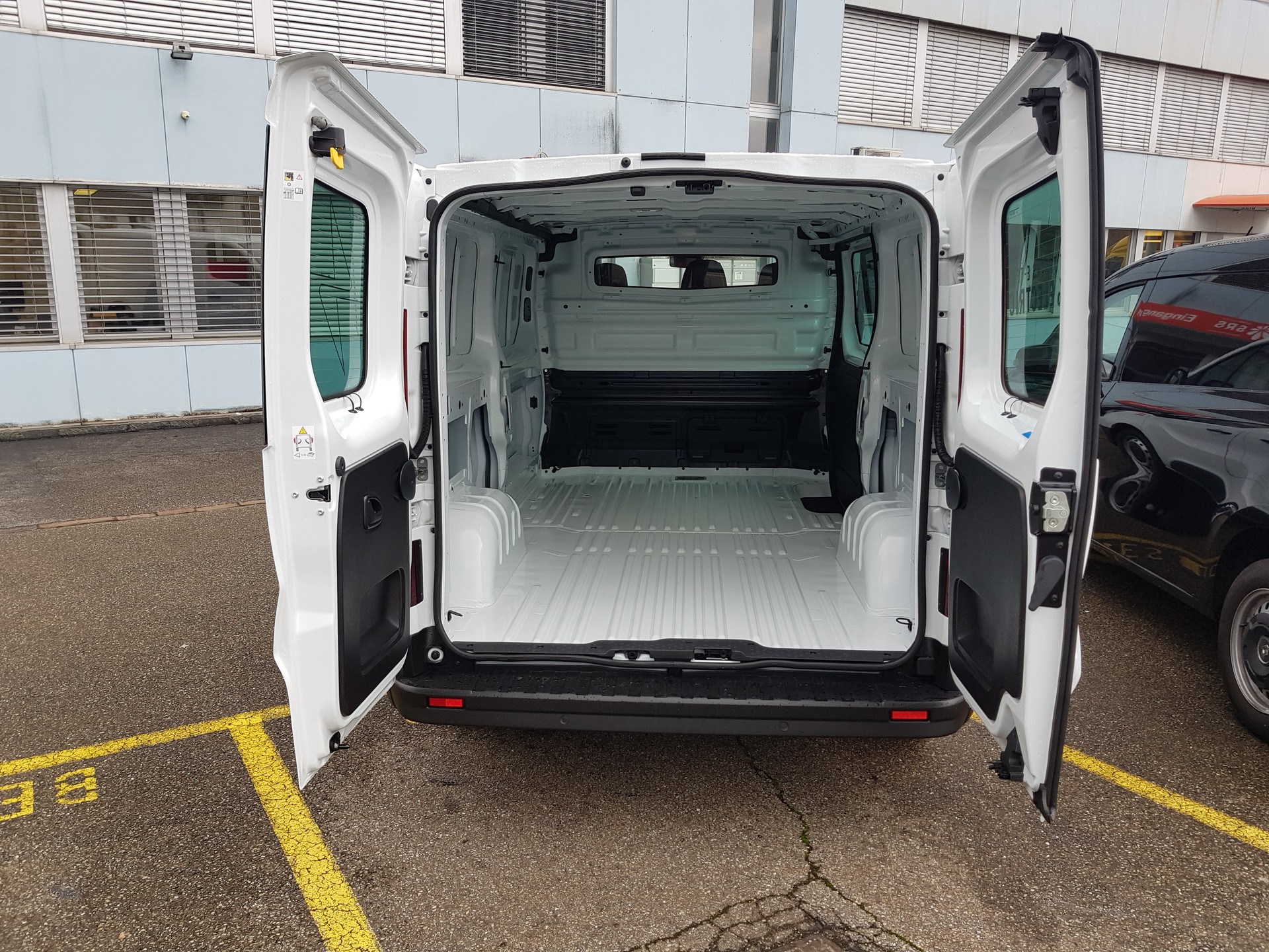 RENAULT Trafic E-Tech Red Edition L2H1-image-4