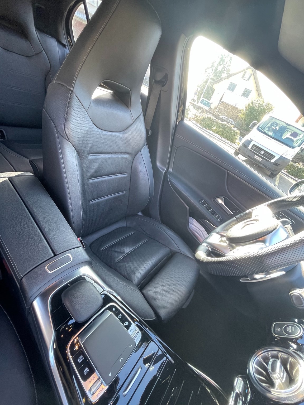 MERCEDES-BENZ A 35 AMG 4Matic Speedshift-image-4