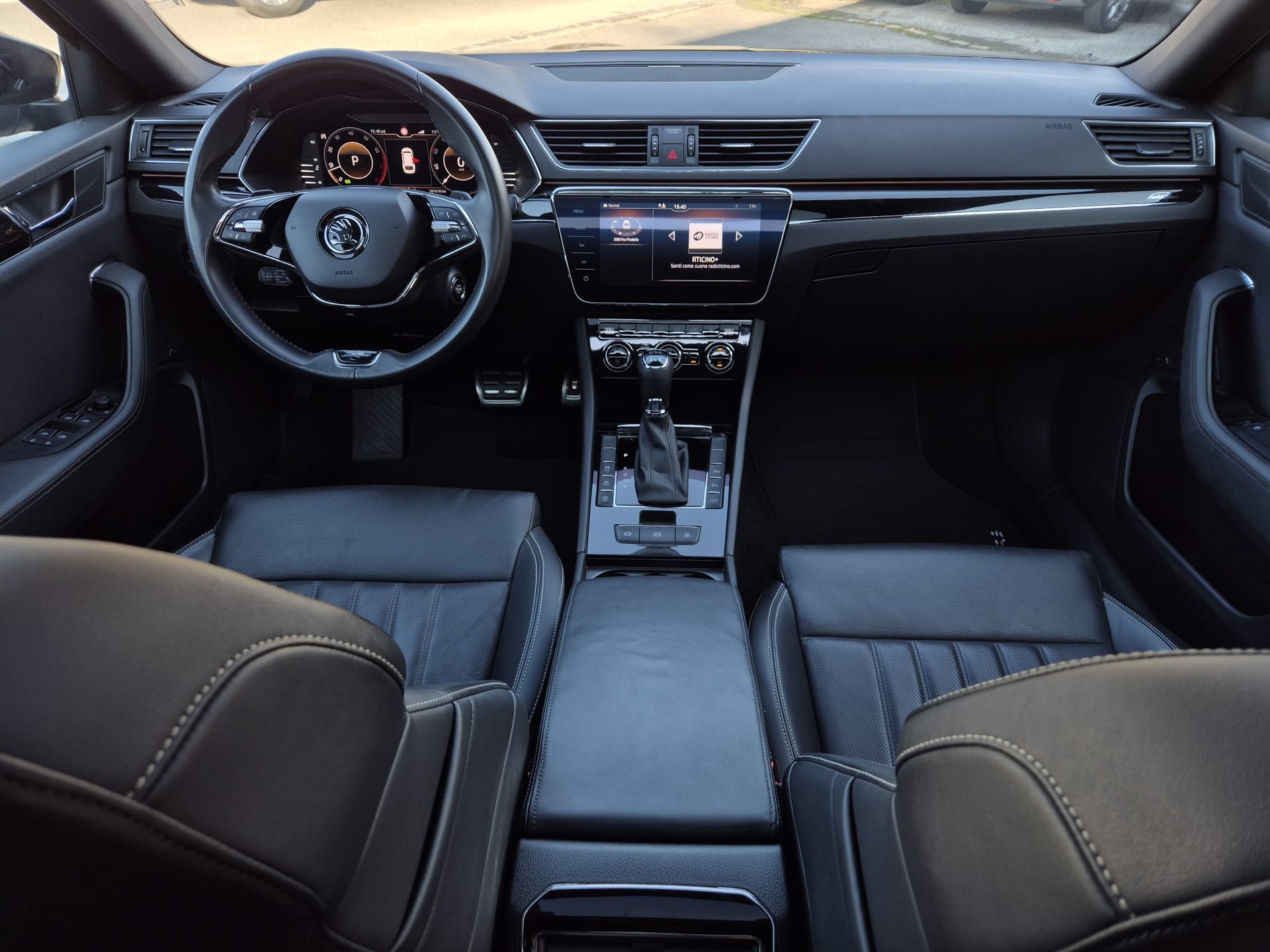 SKODA Superb Combi 2.0 TSI L&K 4x4 DSG-image-12