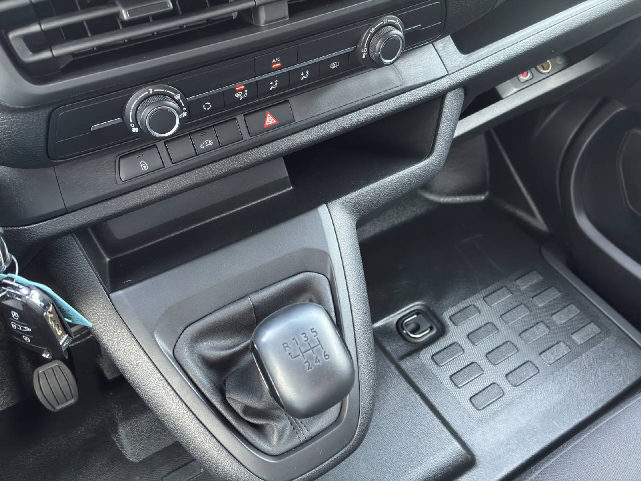 PEUGEOT Expert Kaw. Standard 2.0 BlueHDi 145 PS S/S-image-12