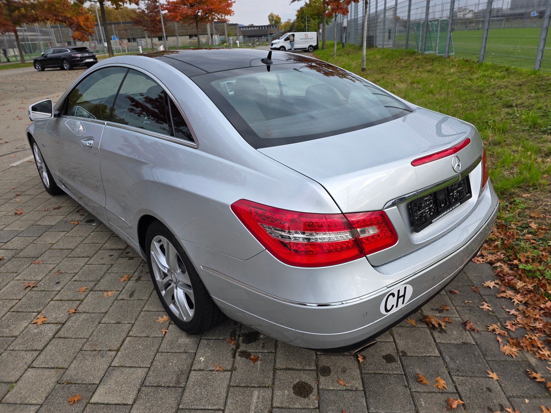 MERCEDES-BENZ E 350 CGI BlueEfficiency 7G-Tronic-image-3