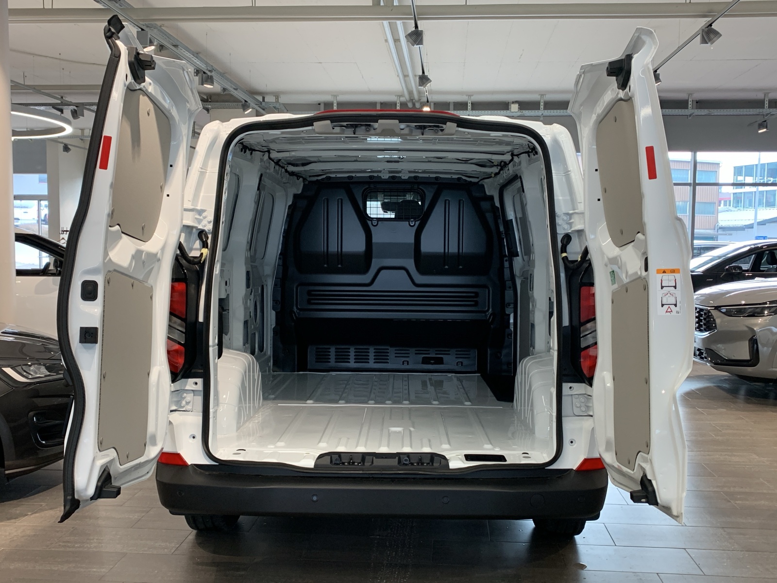 FORD Transit C Van 320 L1 2.5 Duratec 233 Trend PHEV-image-11