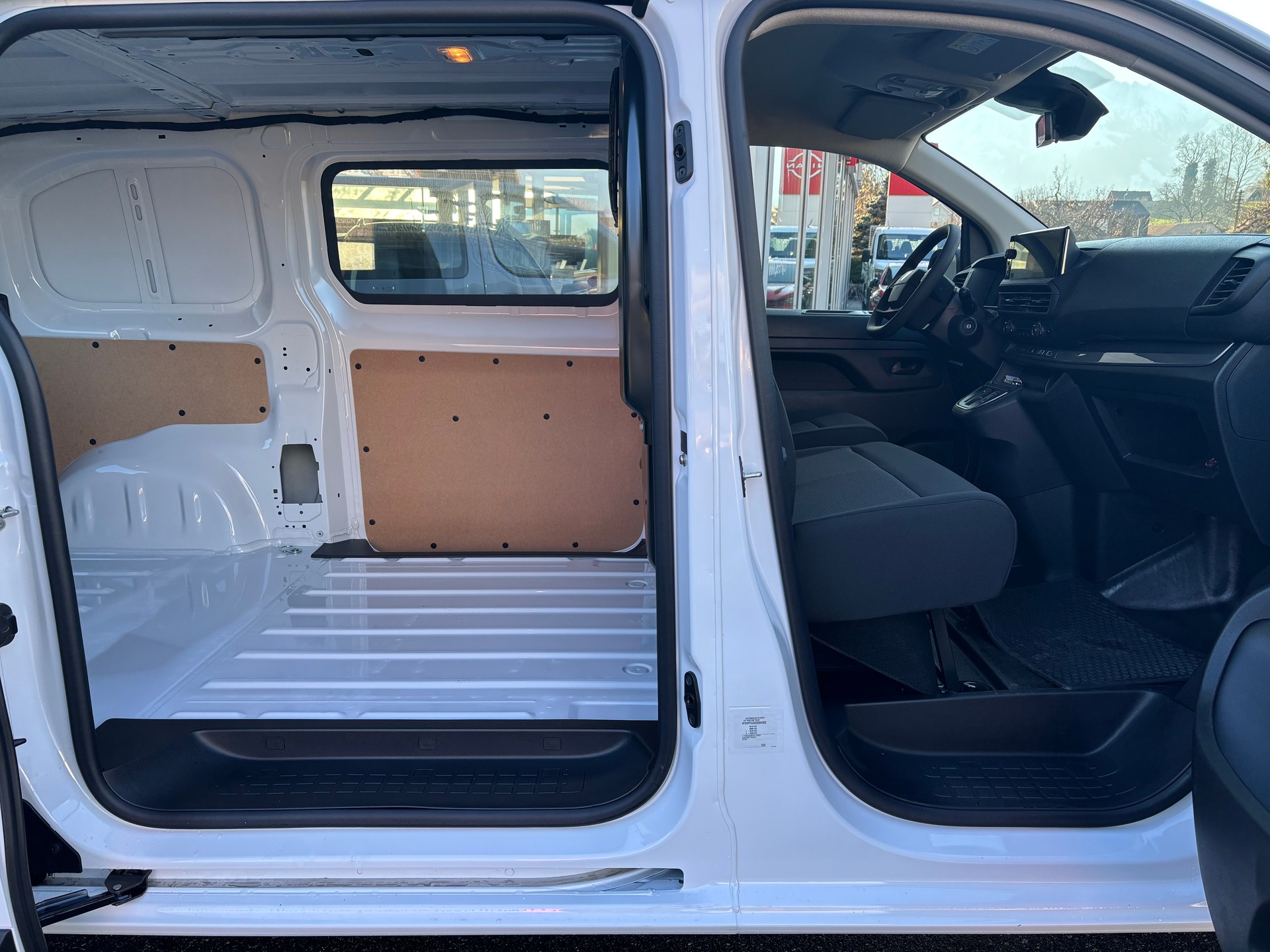 PEUGEOT Expert 2.2 BlueHDi 150 S&S Standard EAT8-image-5