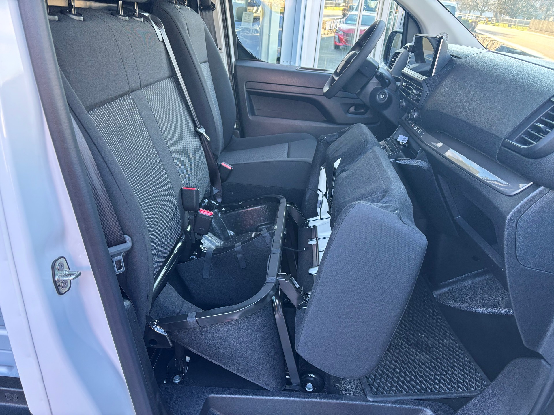 PEUGEOT Expert 2.2 BlueHDi 150 S&S Standard EAT8-image-6