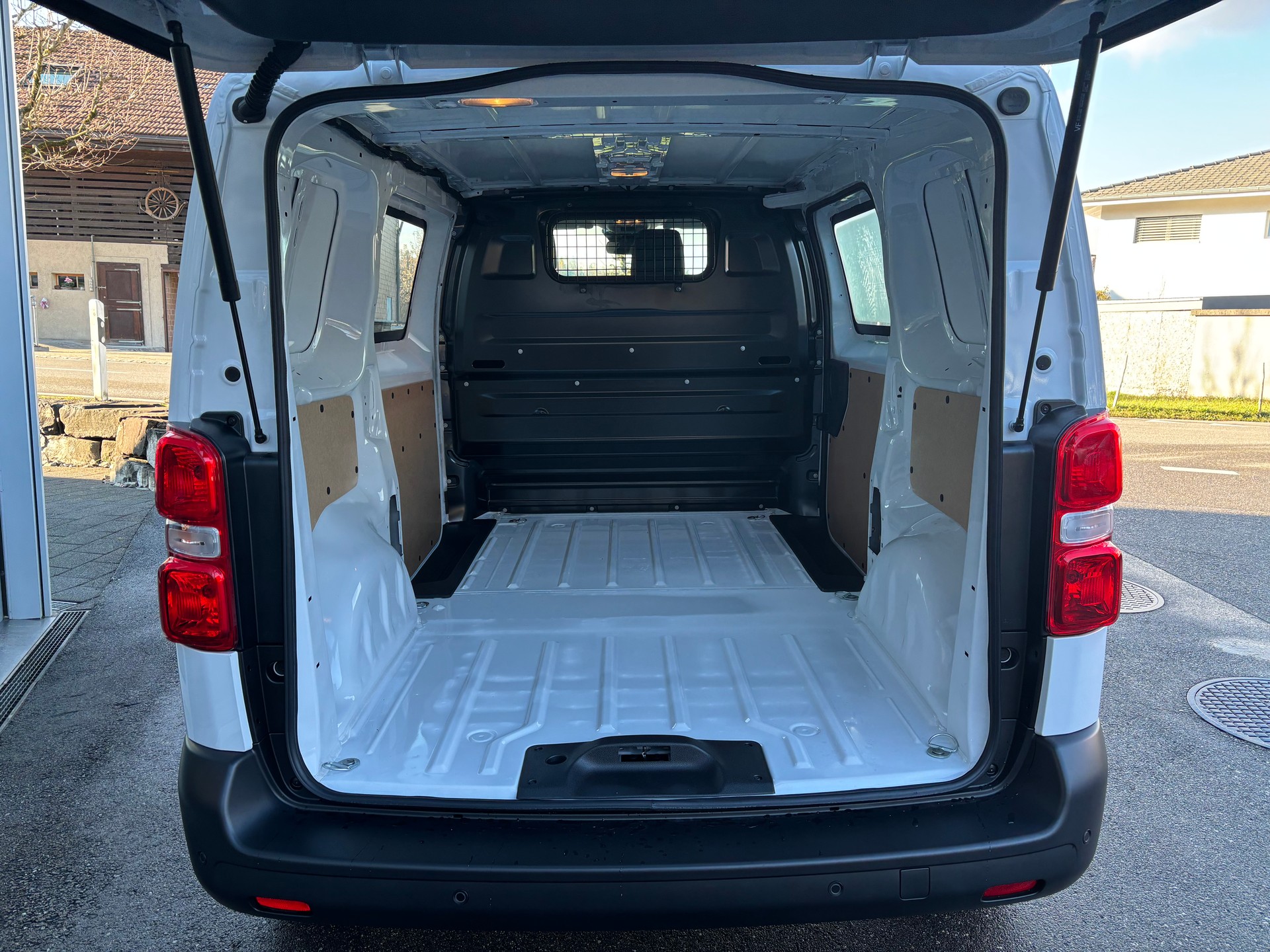 PEUGEOT Expert 2.2 BlueHDi 150 S&S Standard EAT8-image-4