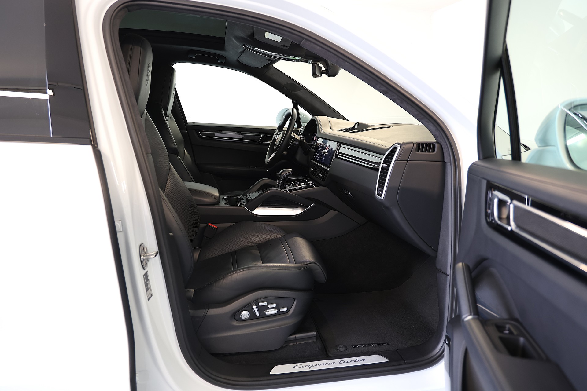 PORSCHE Cayenne Turbo-image-14