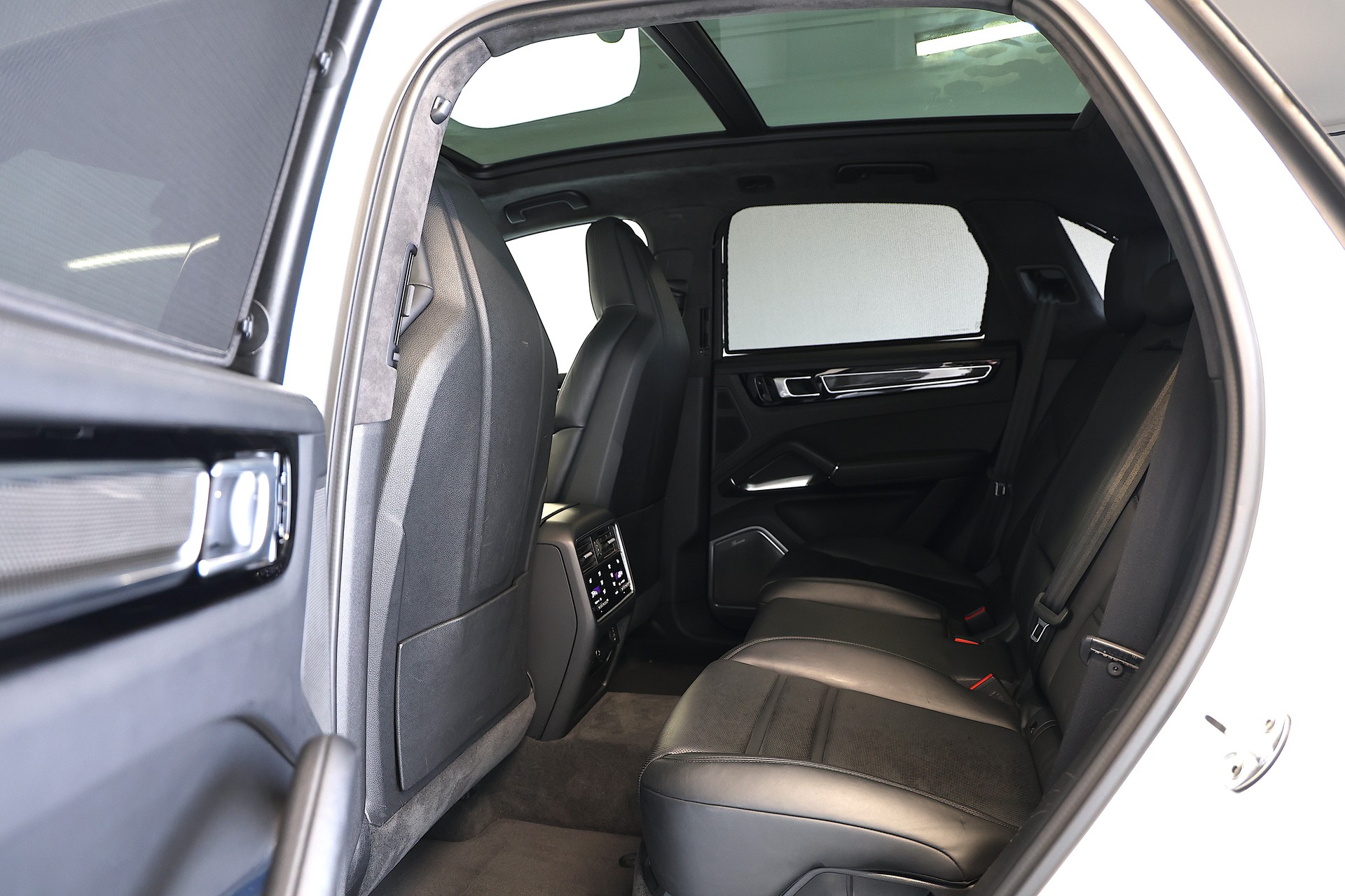 PORSCHE Cayenne Turbo-image-17