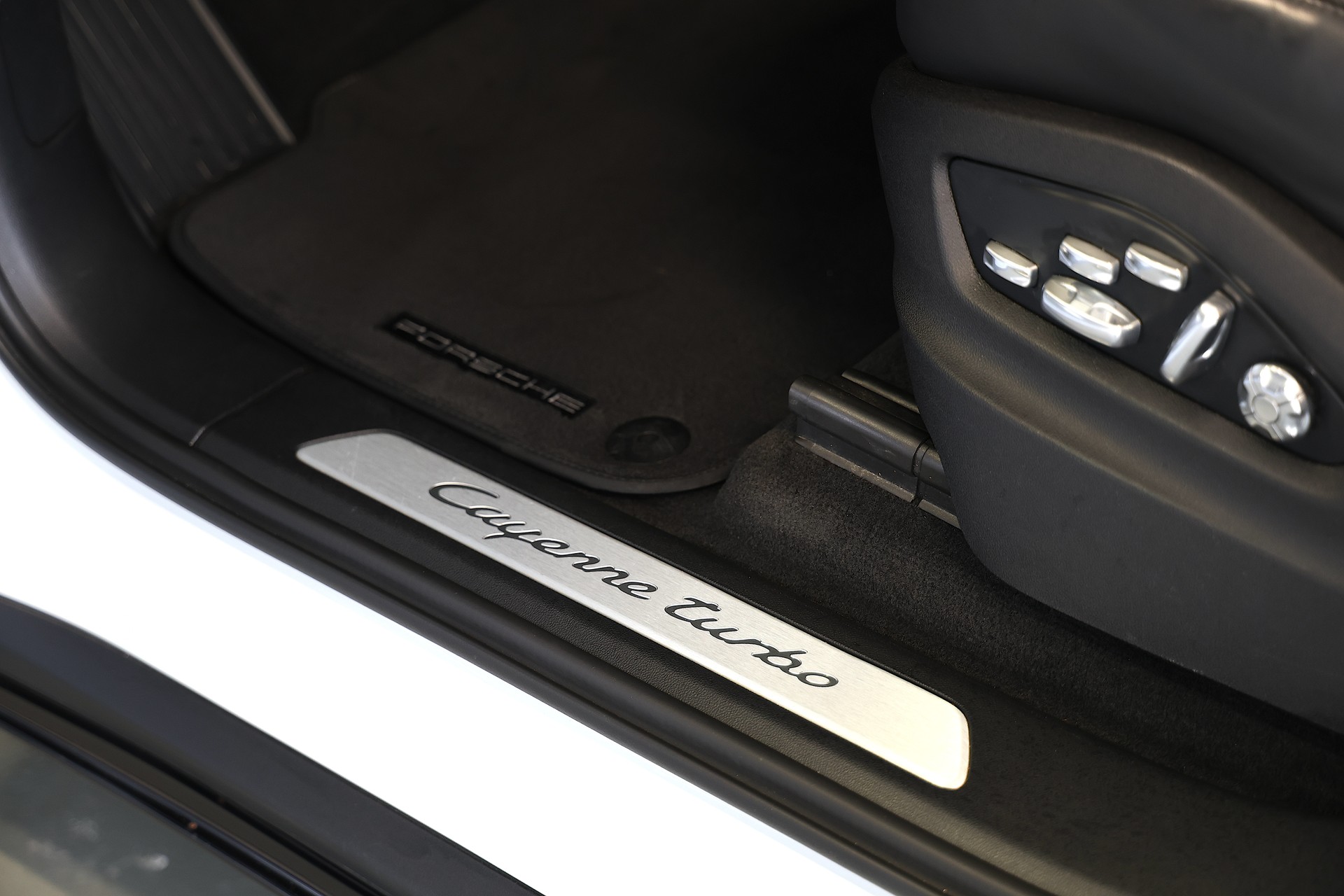 PORSCHE Cayenne Turbo-image-11