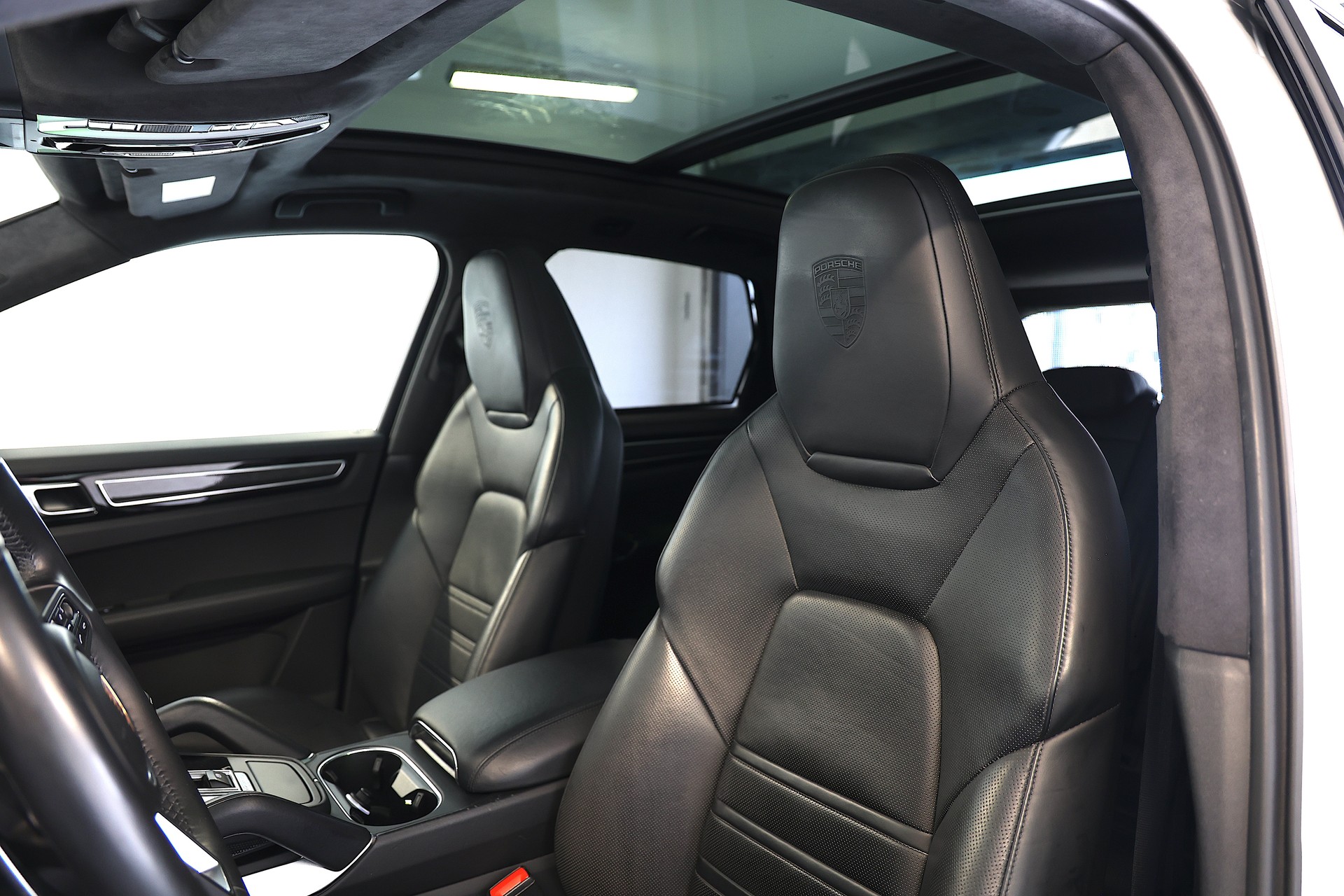 PORSCHE Cayenne Turbo-image-7