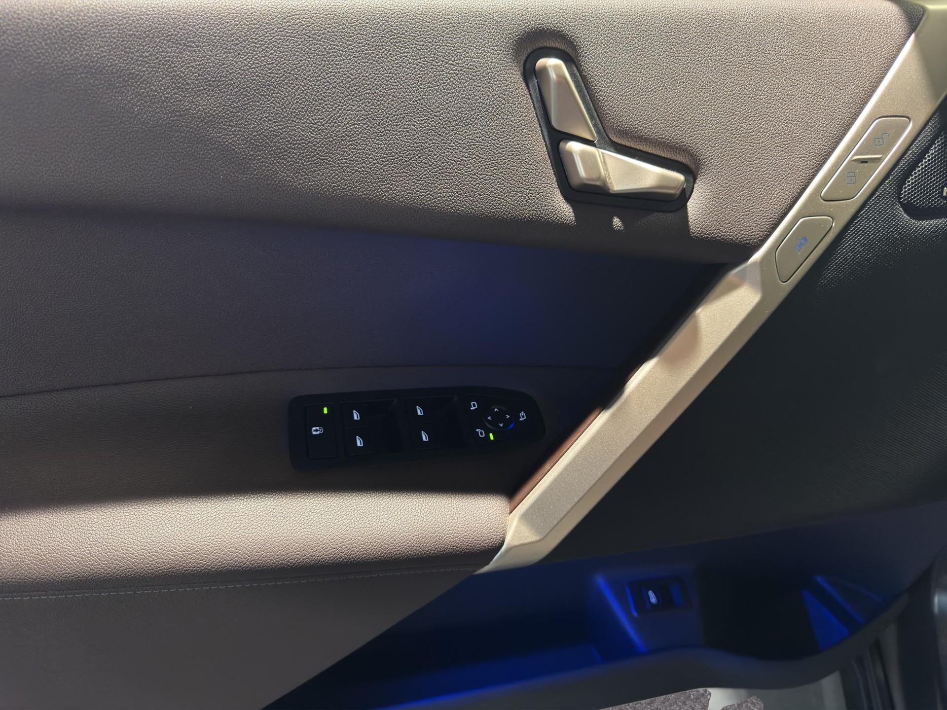 BMW iX xDrive50-image-12