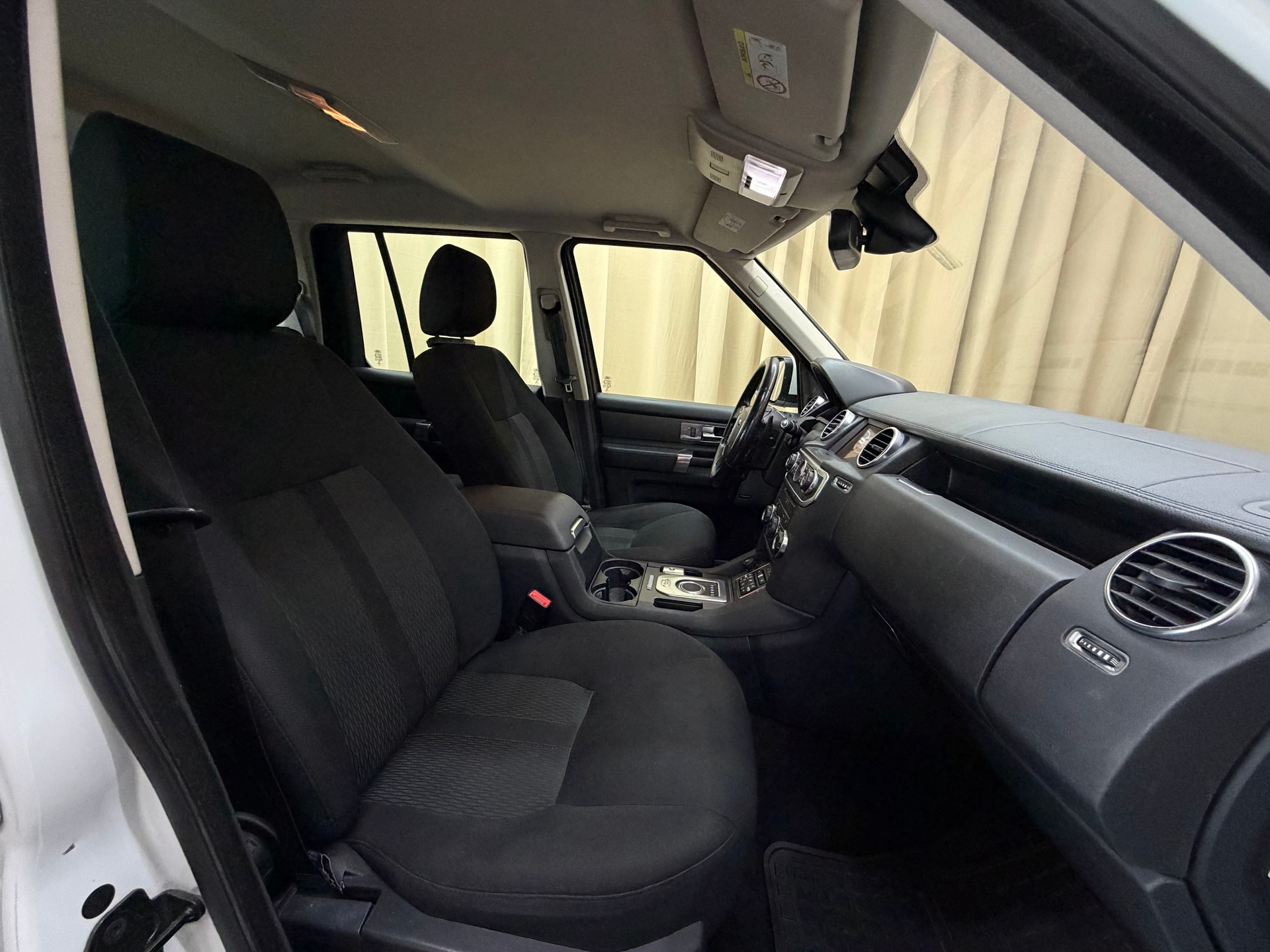 LAND ROVER Discovery 3.0 TDV6 SE Automatic-image-6