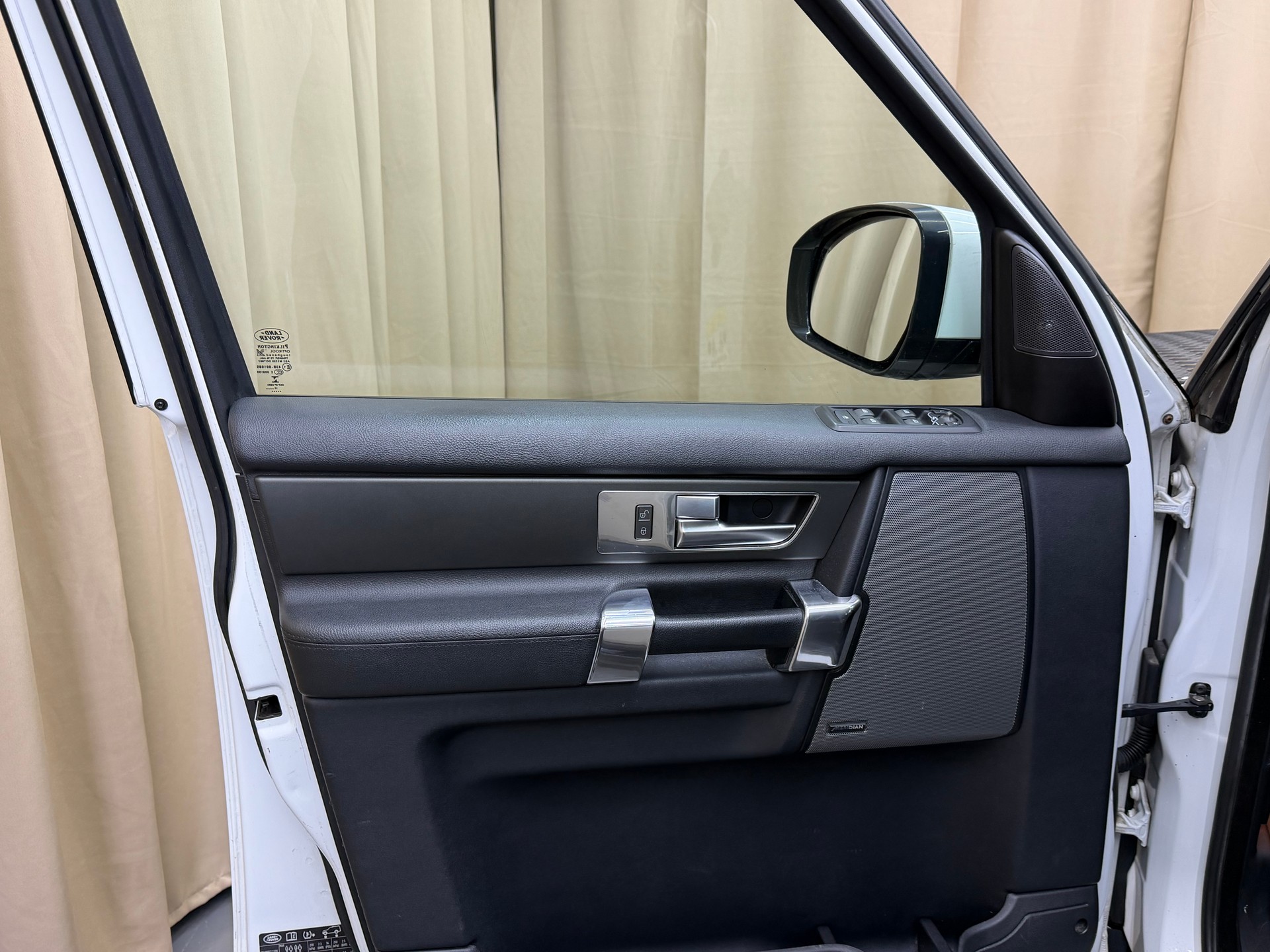 LAND ROVER Discovery 3.0 TDV6 SE Automatic-image-9