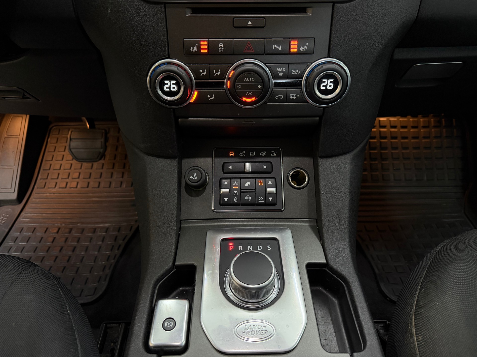 LAND ROVER Discovery 3.0 TDV6 SE Automatic-image-11