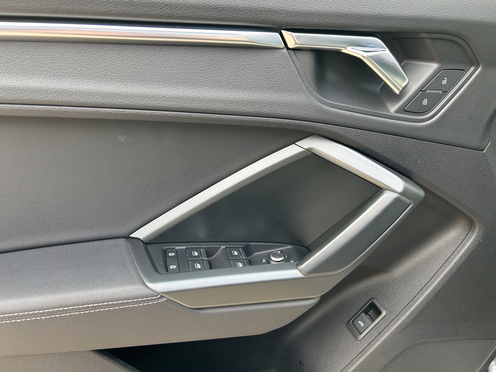 AUDI Q3 40 TDI S line Attraction quattro S-tronic-image-17