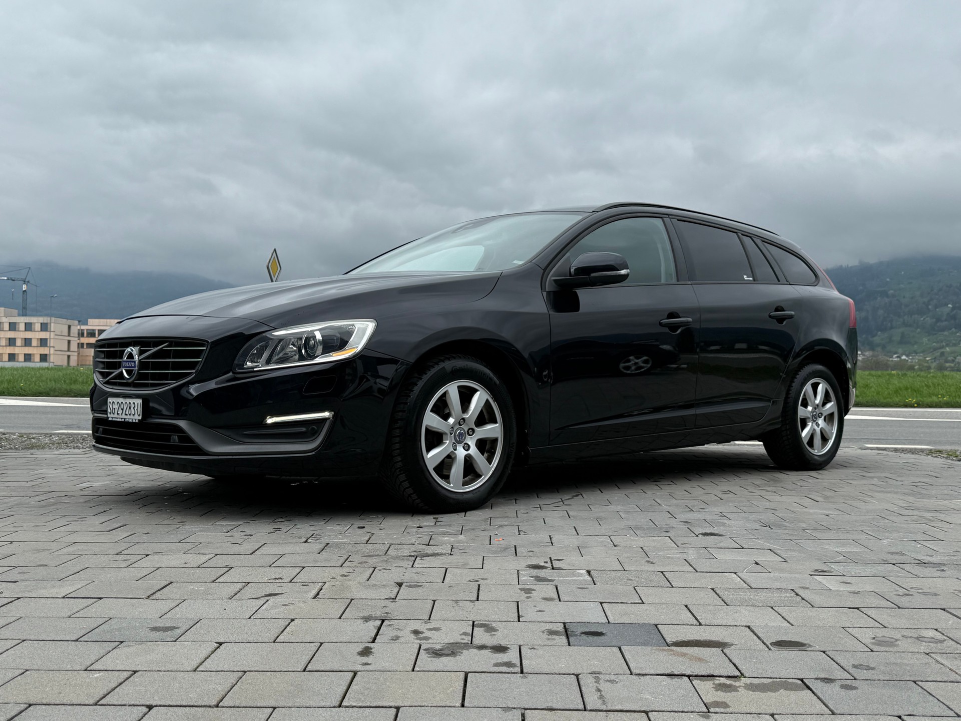 VOLVO V60 D4 AWD Family Edition Geartronic-image-0