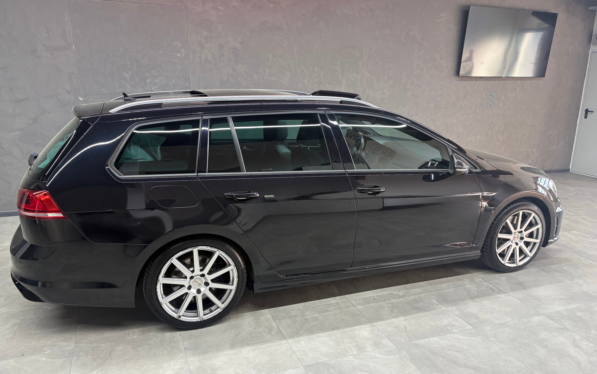 VW Golf Variant 2.0 TSI R 4 Motion DSG-image-2