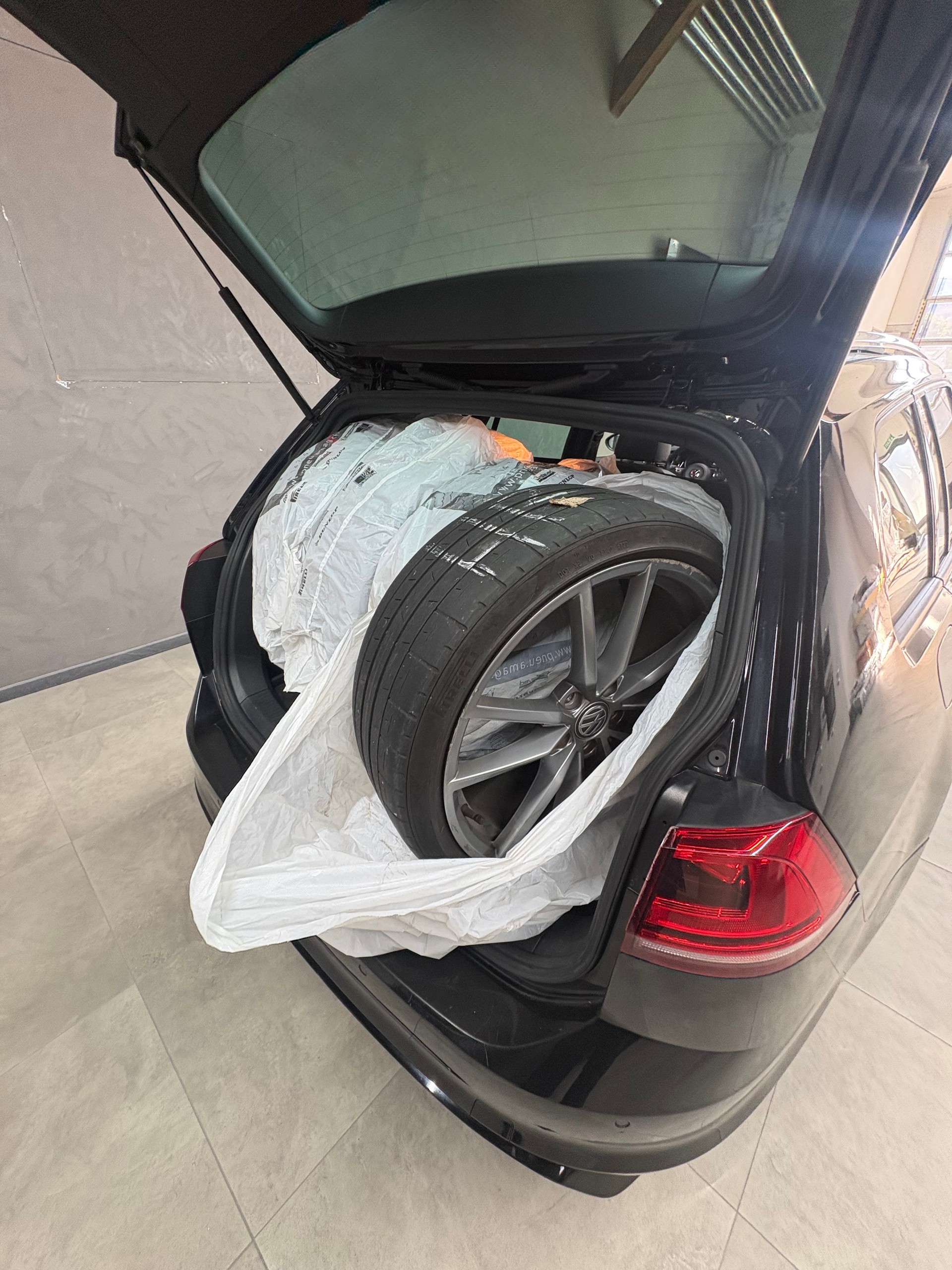 VW Golf Variant 2.0 TSI R 4 Motion DSG-image-12