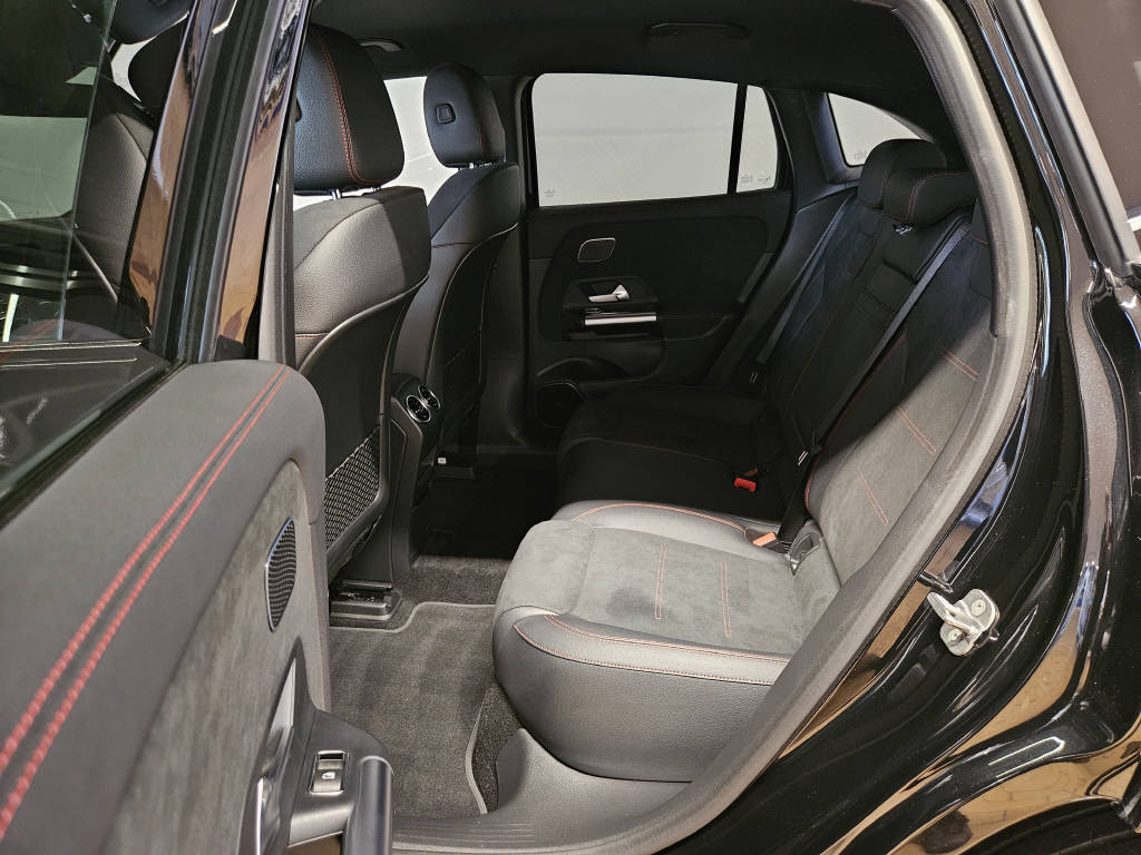 MERCEDES-BENZ EQA 350 4Matic AMG Line Swiss Star-image-4