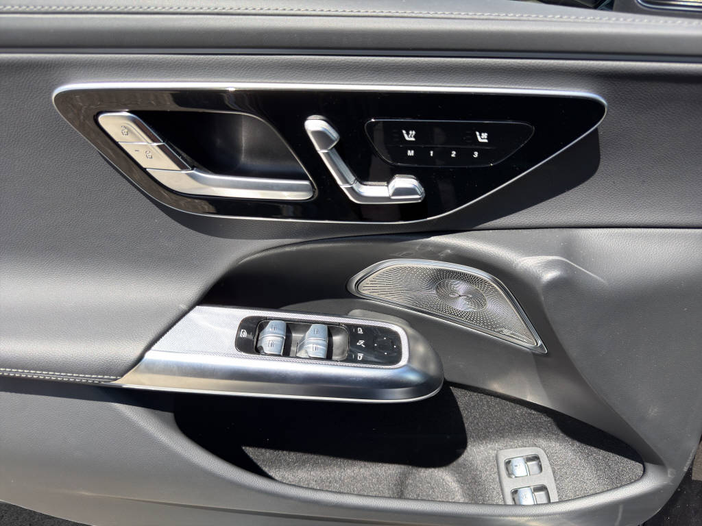 MERCEDES-BENZ E 300 e AMG Line 4matic-image-12