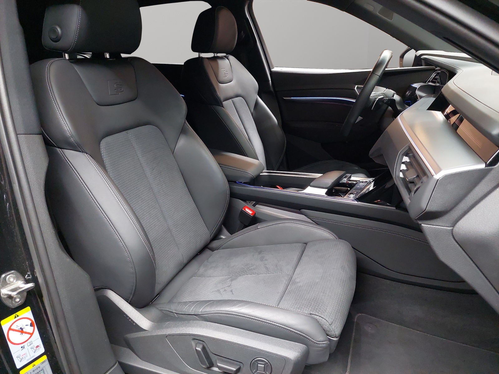 AUDI e-tron 55 S Line Black Edition quattro-image-8