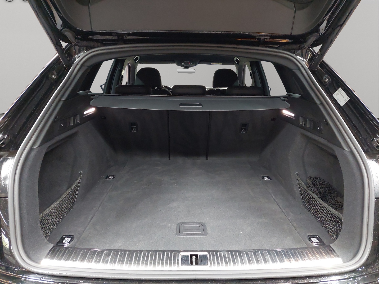 AUDI e-tron 55 S Line Black Edition quattro-image-10