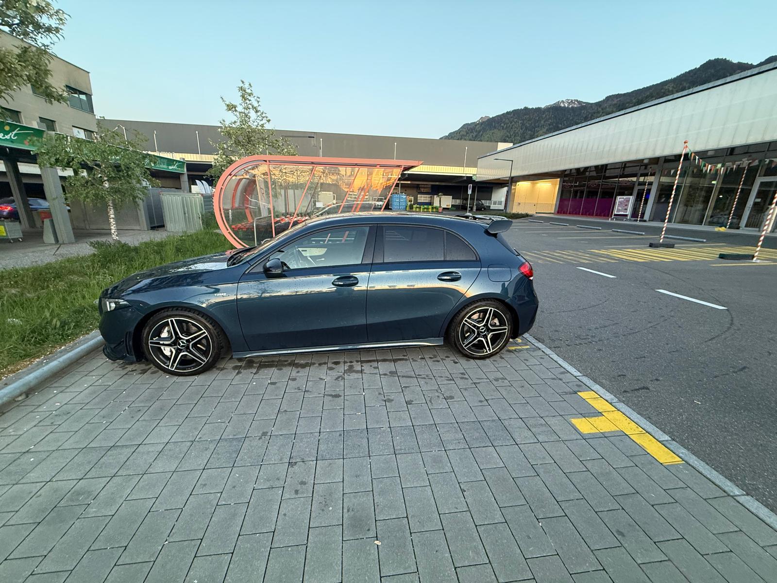 MERCEDES-BENZ A 35 AMG 4matic Speedshift-image-3