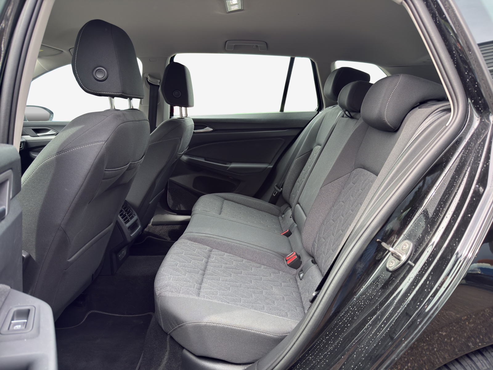 VW Golf Variant 1.5 eTSI mHEV Life DSG-image-11