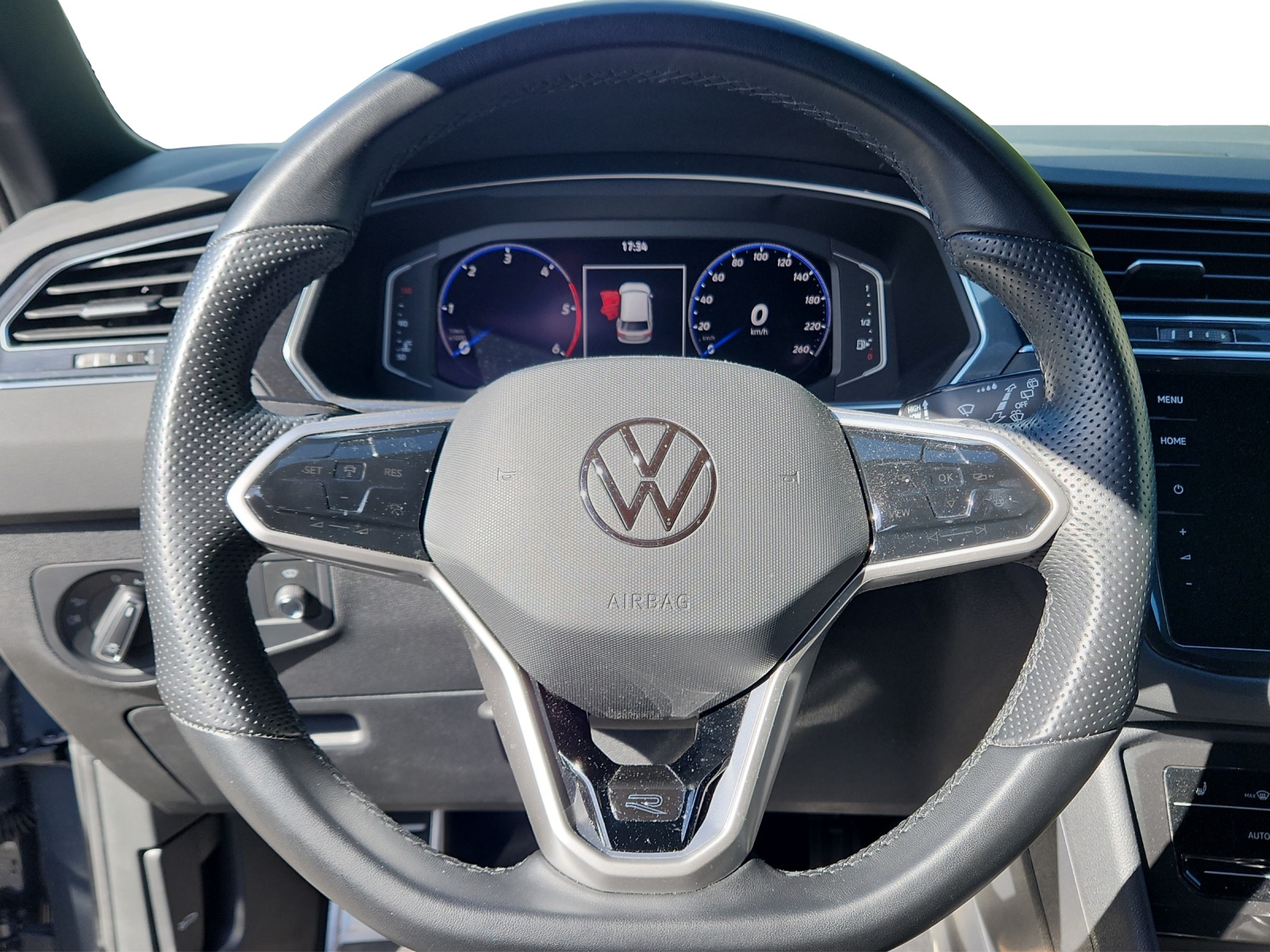 VW Tiguan 2.0 TDI SCR R-Line 4Motion DSG-image-8