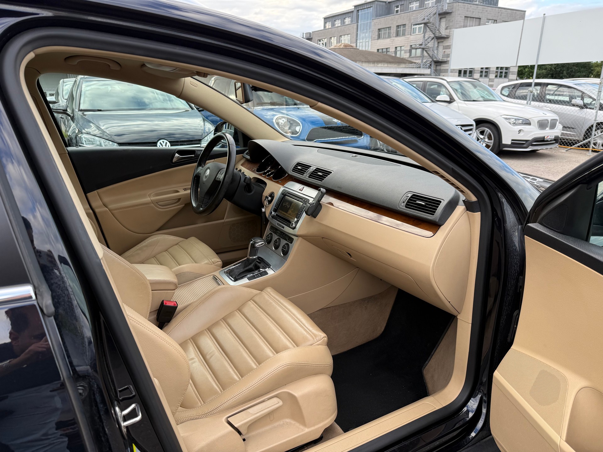 VW Passat Variant 3.2 V6 FSI Highline 4Motion / Ab MFK / AHK 2200kg / Rückfahrkamera / Navi / Schiebedach-image-7
