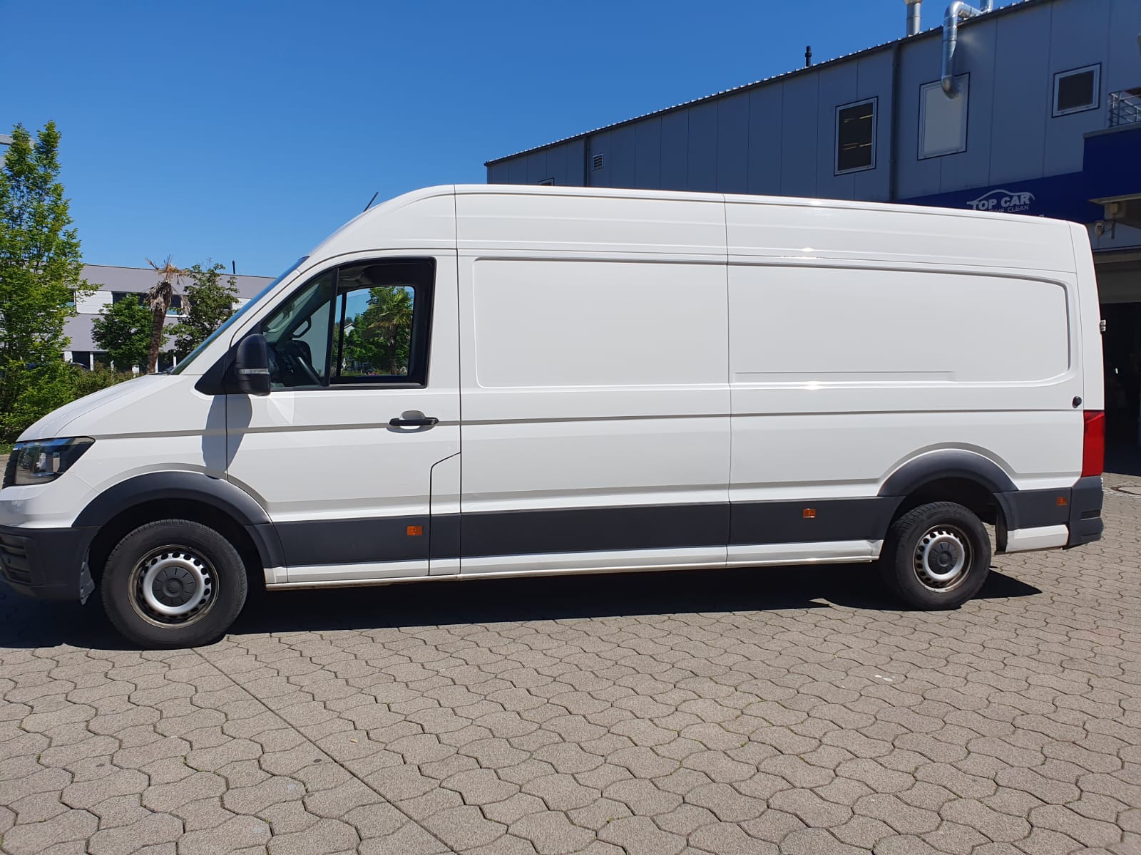 VW Crafter 35 2.0 TDI L4 4Motion-image-1