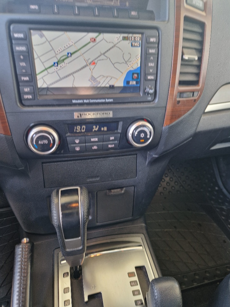 MITSUBISHI Pajero 3.2 DI-D Instyle Automatic-image-12