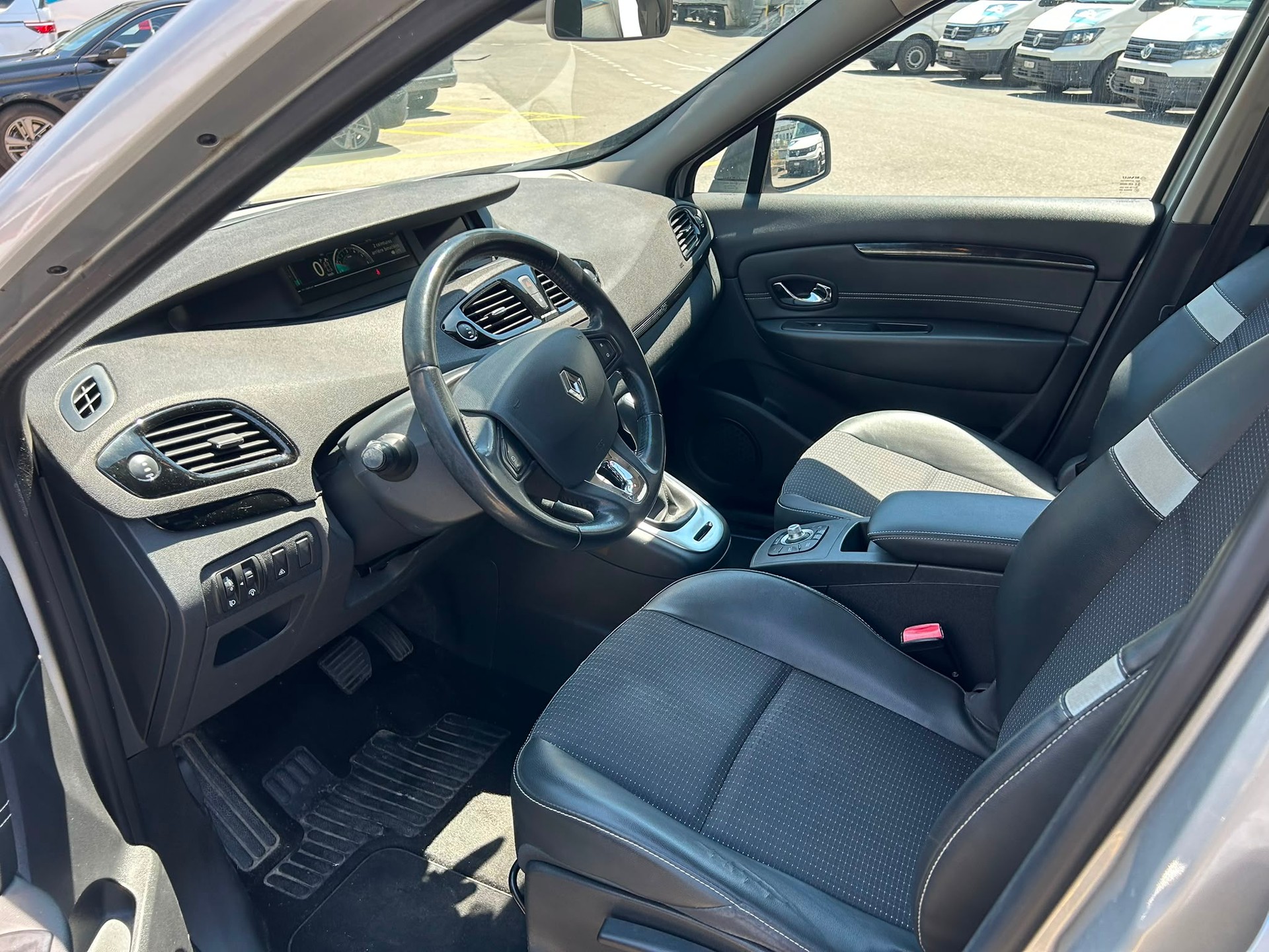 RENAULT Scénic 1.5 dCi Dynamique EDC-image-9