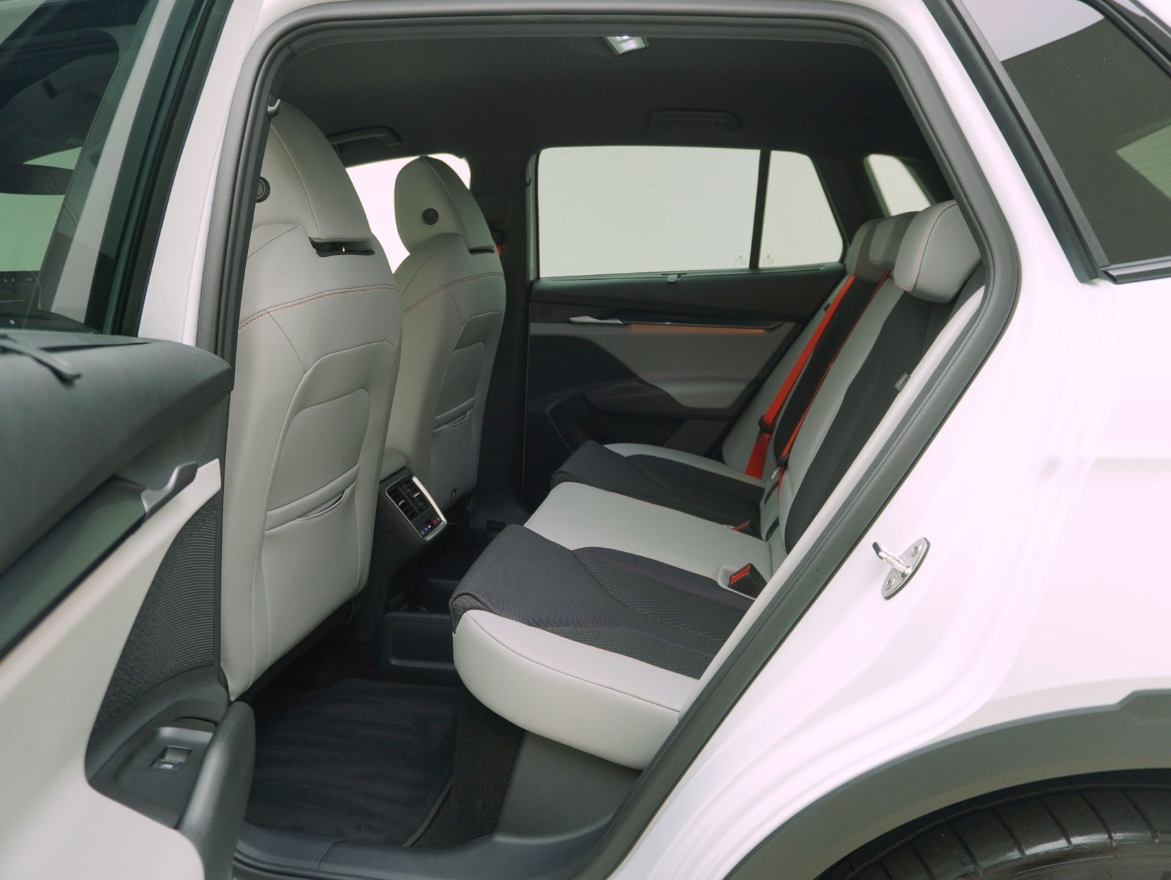SKODA Elroq 85 First Edition **Skoda Werksgarantie bis 04/2030**-image-12