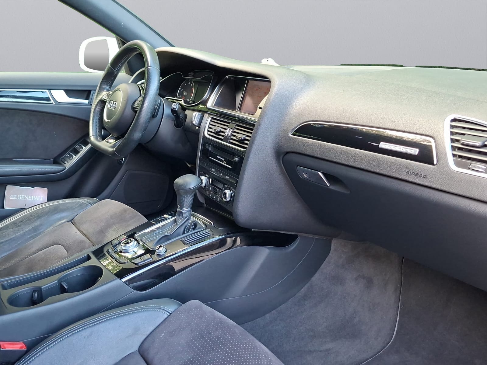 AUDI A4 Avant 2.0 TFSI quattro s-tronic-image-11