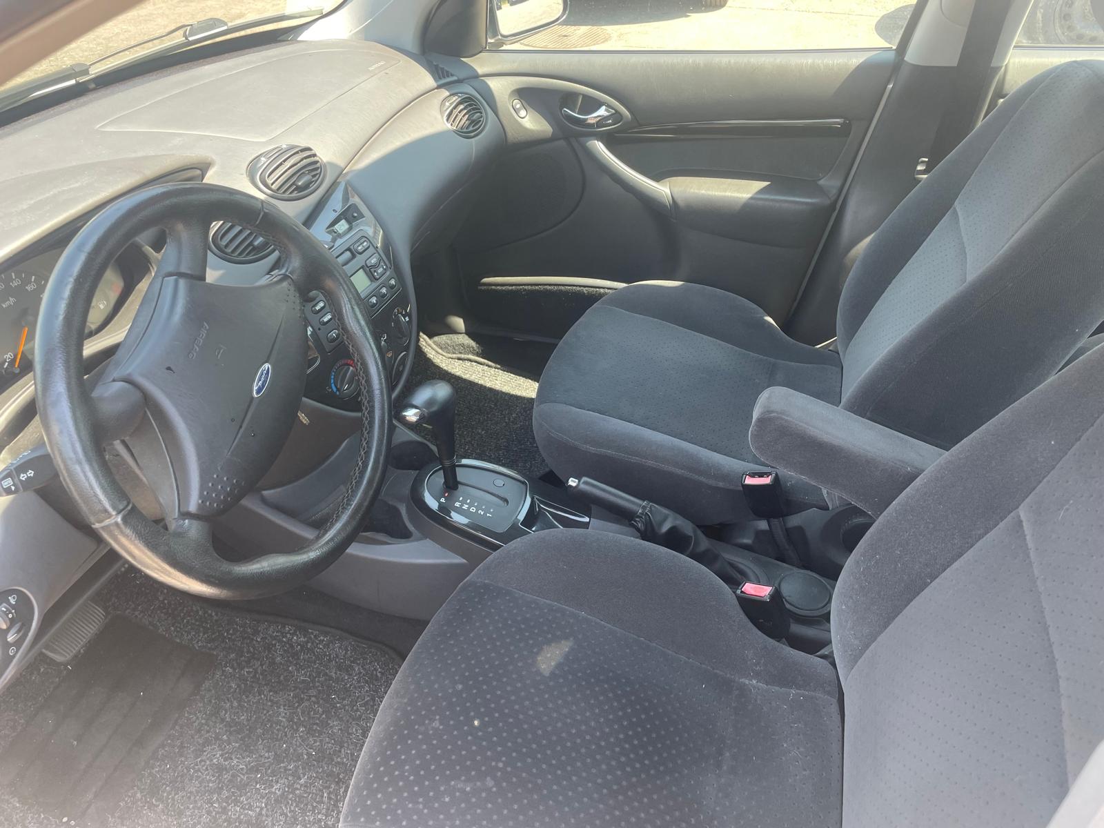 FORD Focus 2.0i 16V Ghia-image-4