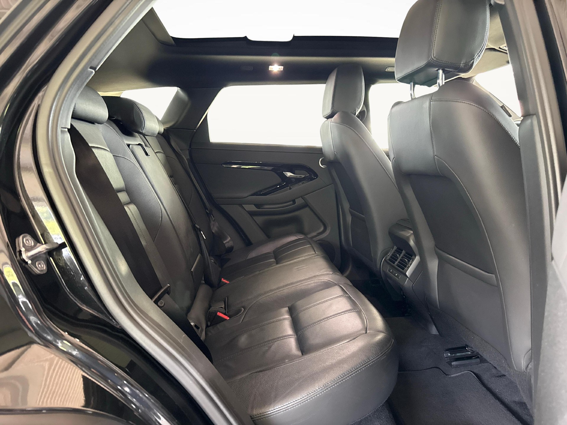 LAND ROVER Range Rover Evoque 2.0 T Dynamic SE + Pneumatici invernali & Servizi inclusi-image-11