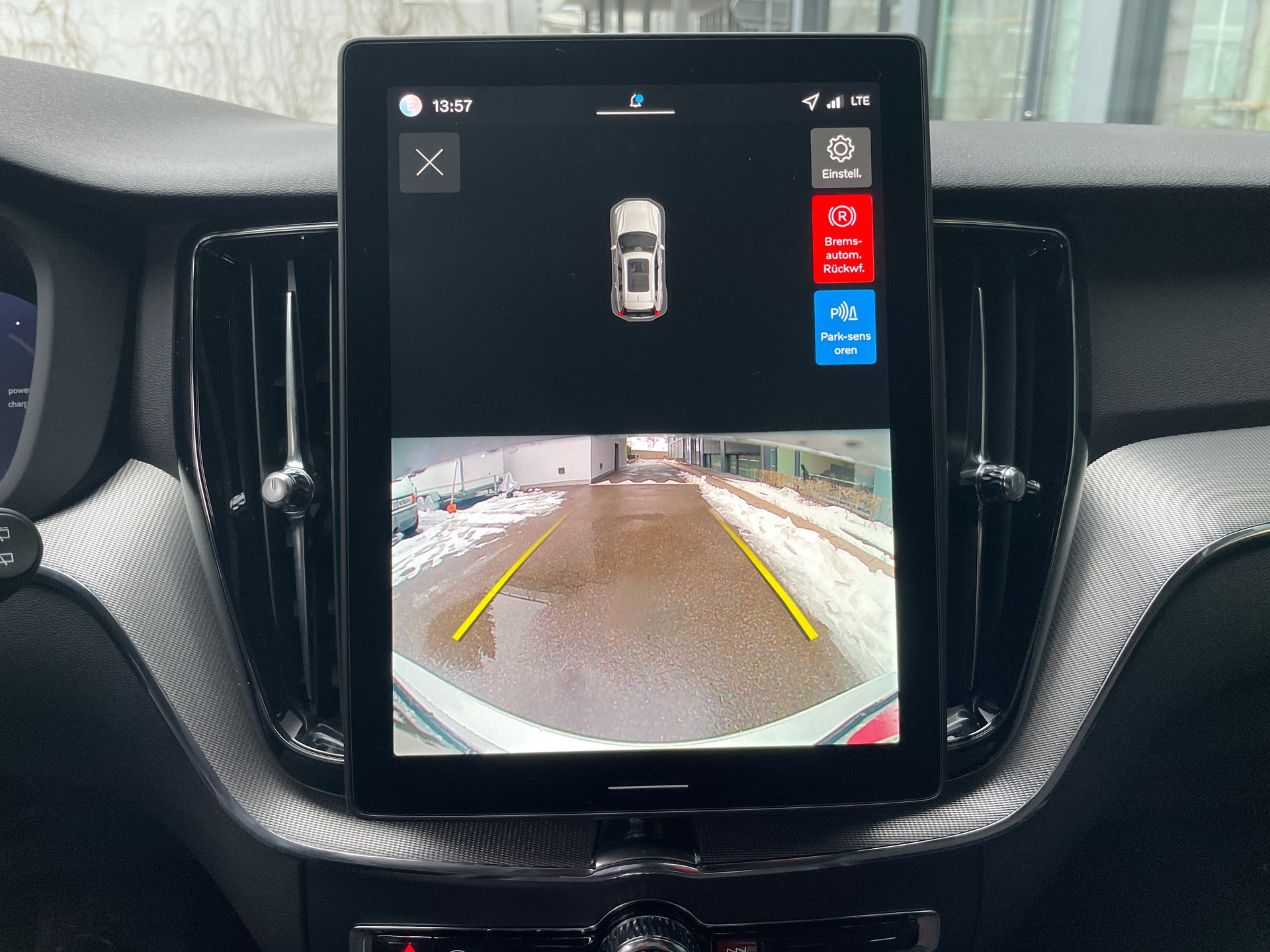 VOLVO XC60 T6 eAWD PluginHybrid Black Edition Geartronic-image-23