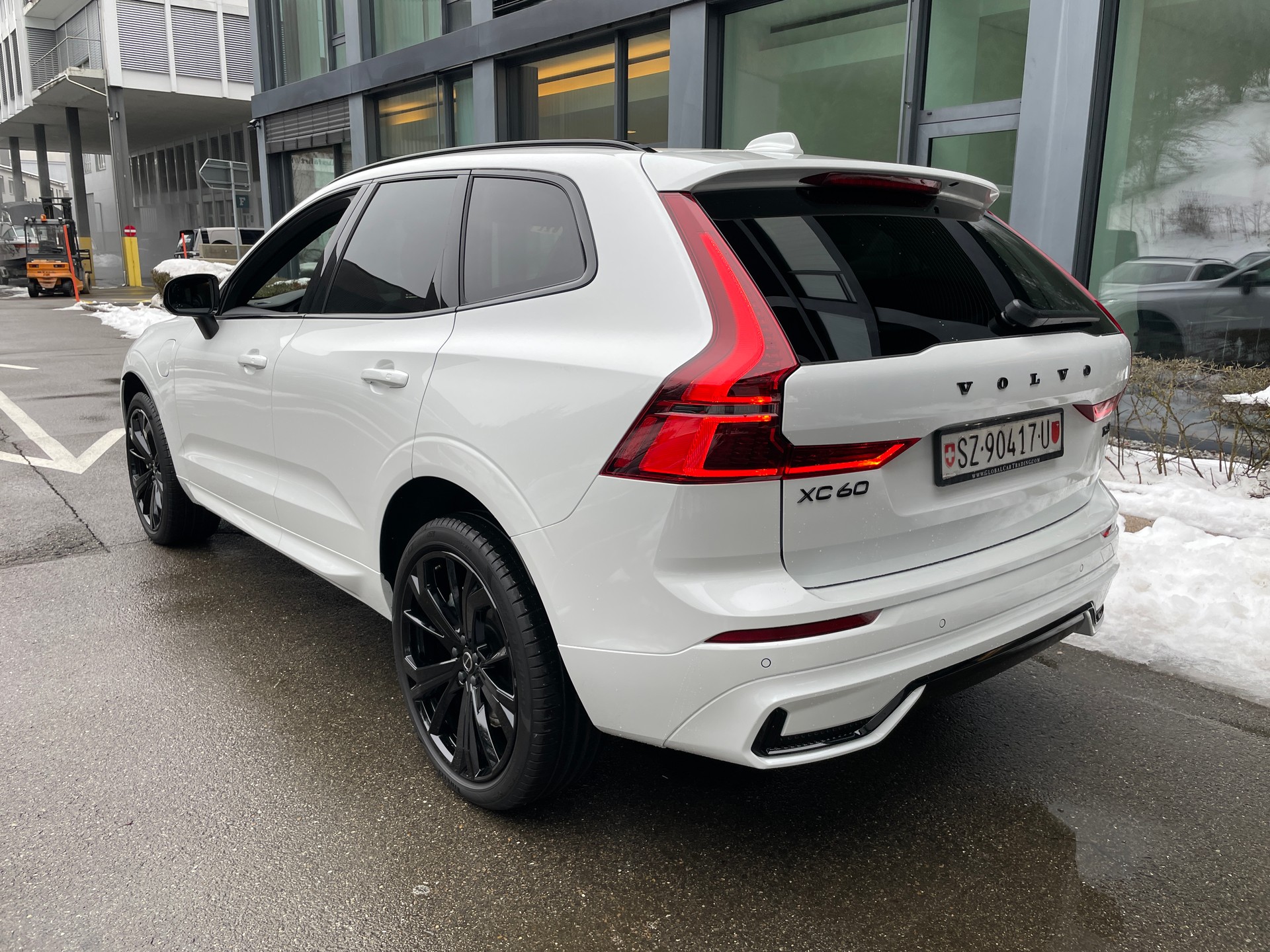 VOLVO XC60 T6 eAWD PluginHybrid Black Edition Geartronic-image-2