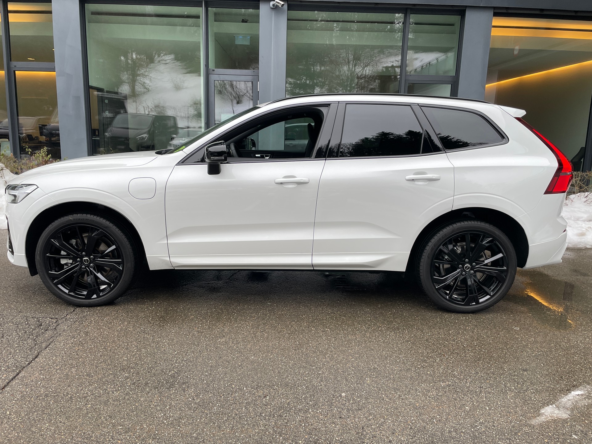 VOLVO XC60 T6 eAWD PluginHybrid Black Edition Geartronic-image-1