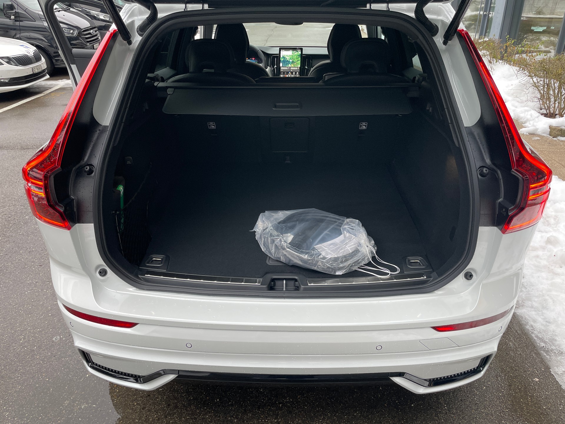 VOLVO XC60 T6 eAWD PluginHybrid Black Edition Geartronic-image-4